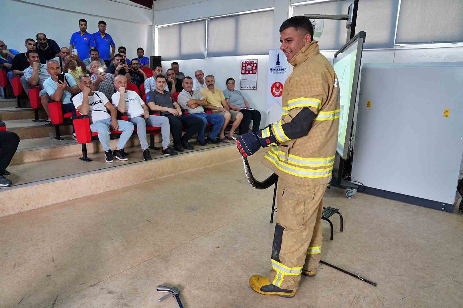 İzmir İtfaiyesi yılan yakalama eğitimi aldı
