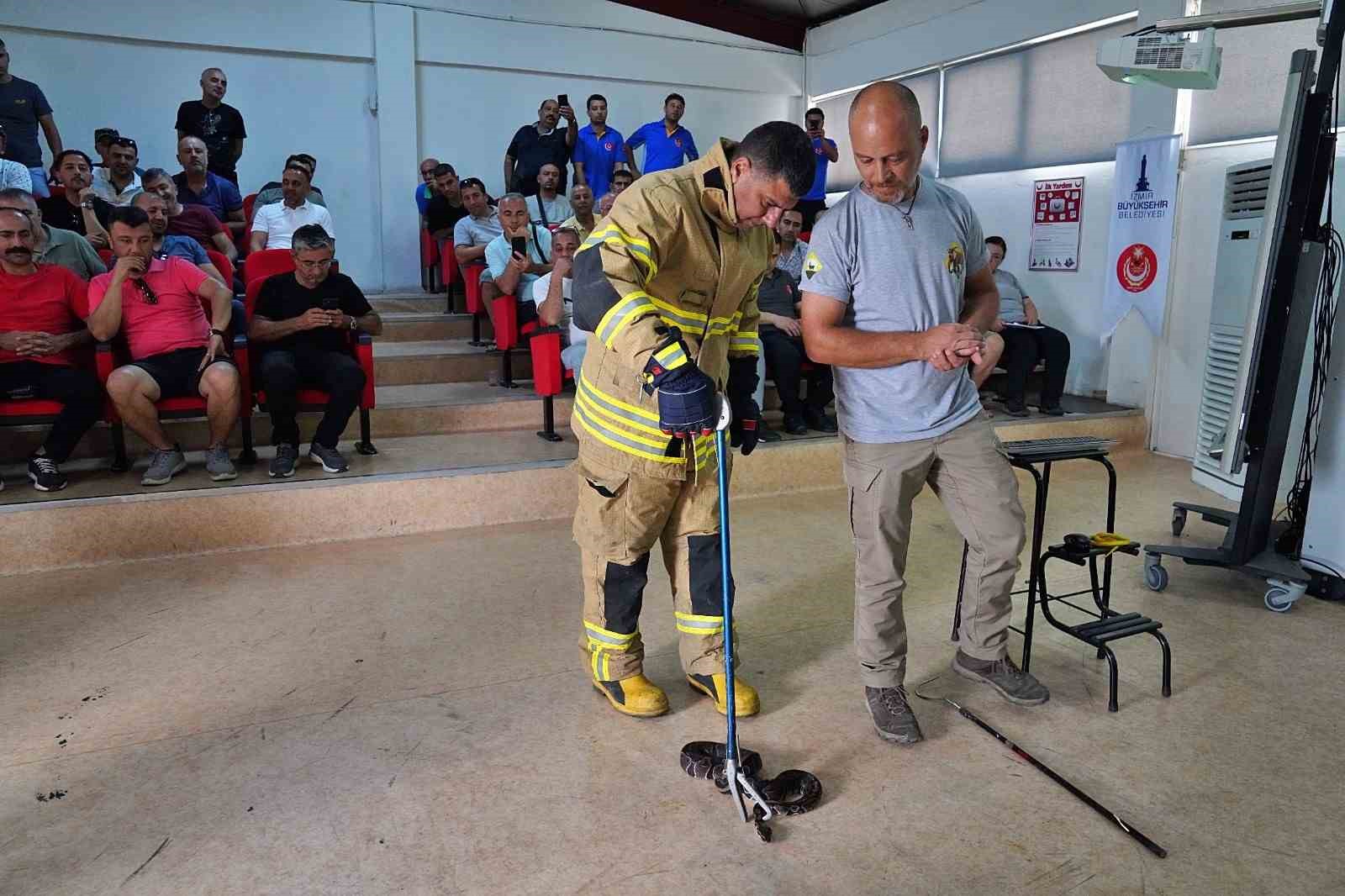 İzmir İtfaiyesi yılan yakalama eğitimi aldı
