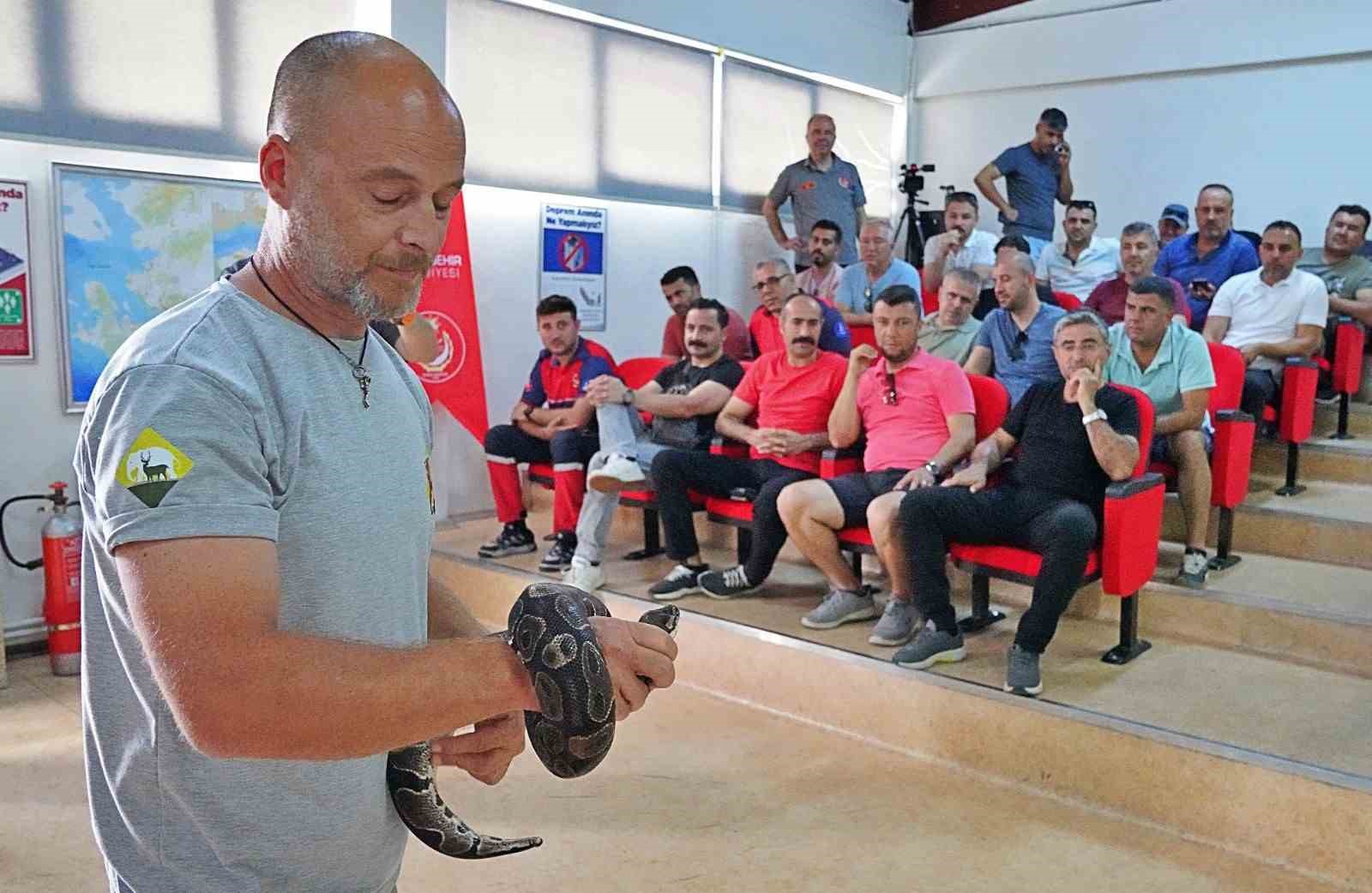 İzmir İtfaiyesi yılan yakalama eğitimi aldı
