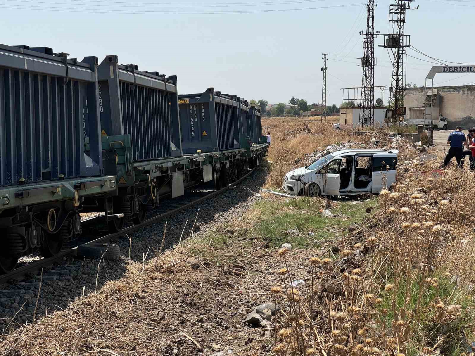 Diyarbakır’da hemzemin geçitten geçen hafif ticari araca yük treni çarptı: 2 yaralı
