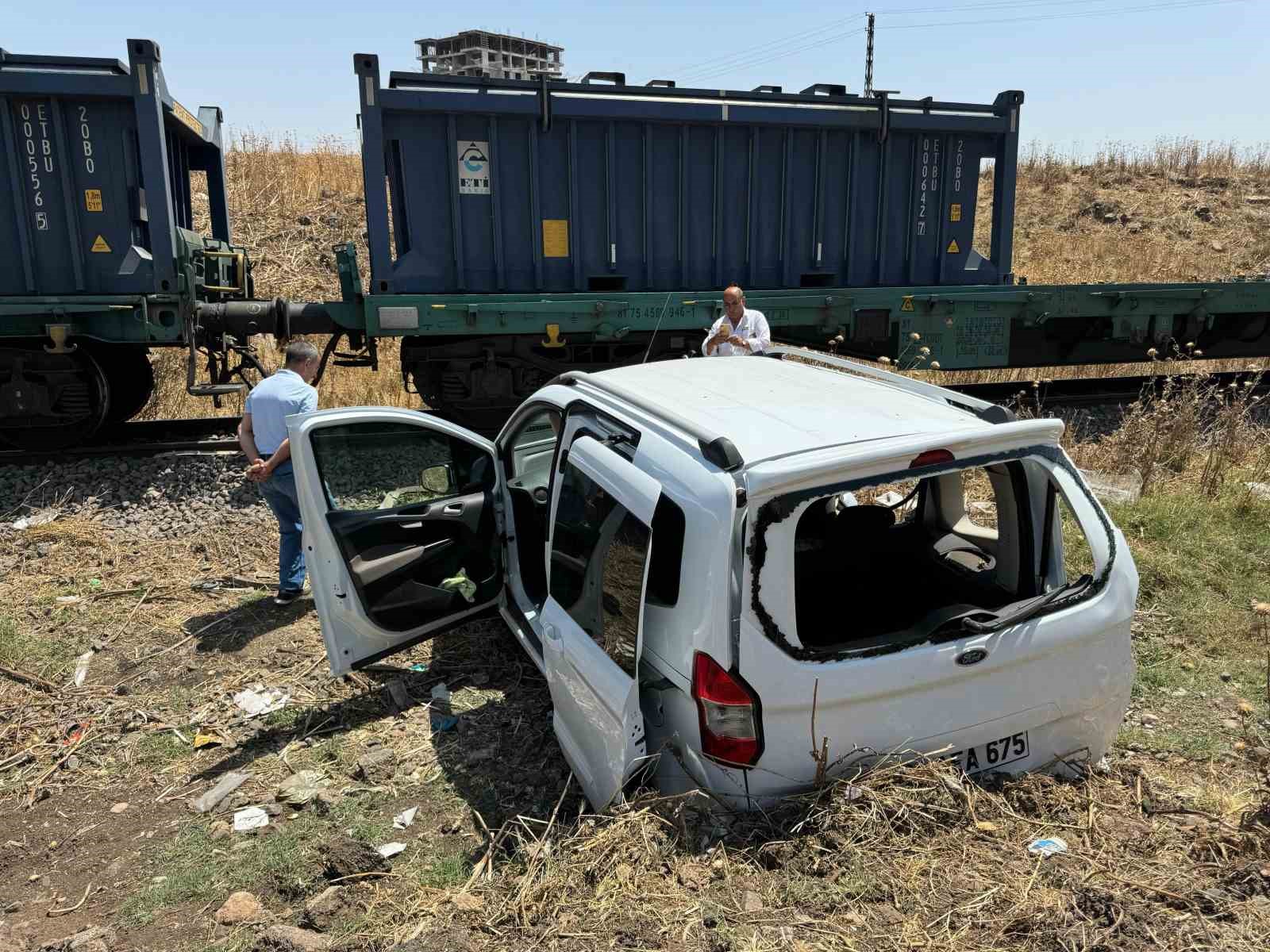 Diyarbakır’da hemzemin geçitten geçen hafif ticari araca yük treni çarptı: 2 yaralı
