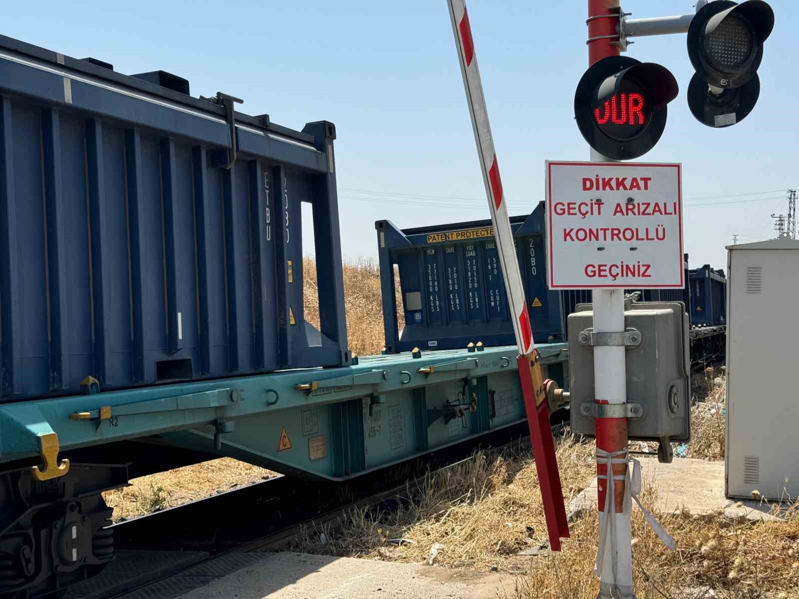 Diyarbakır’da hemzemin geçitten geçen hafif ticari araca yük treni çarptı: 2 yaralı
