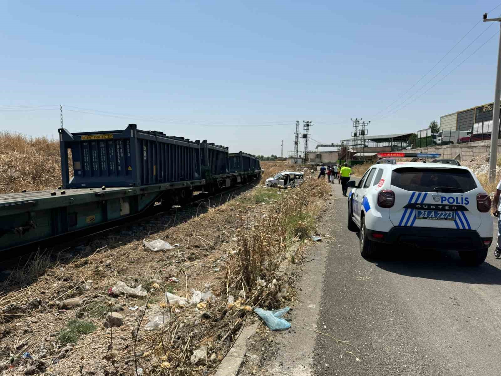 Diyarbakır’da hemzemin geçitten geçen hafif ticari araca yük treni çarptı: 2 yaralı
