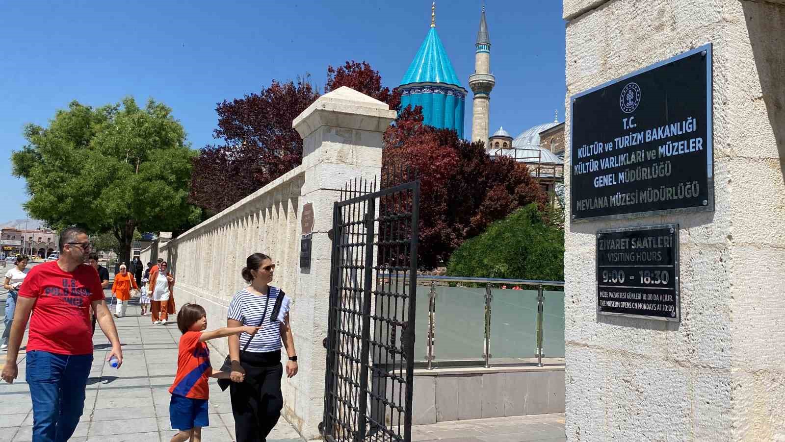 Bayram tatilinde Mevlana Müzesinde ziyaretçi yoğunluğu
