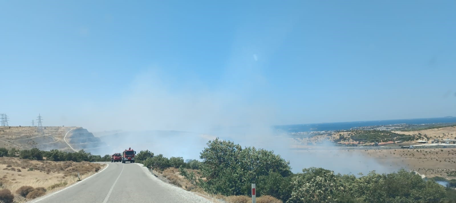 İzmir’de makilik  ve  otluk alanda yangın
