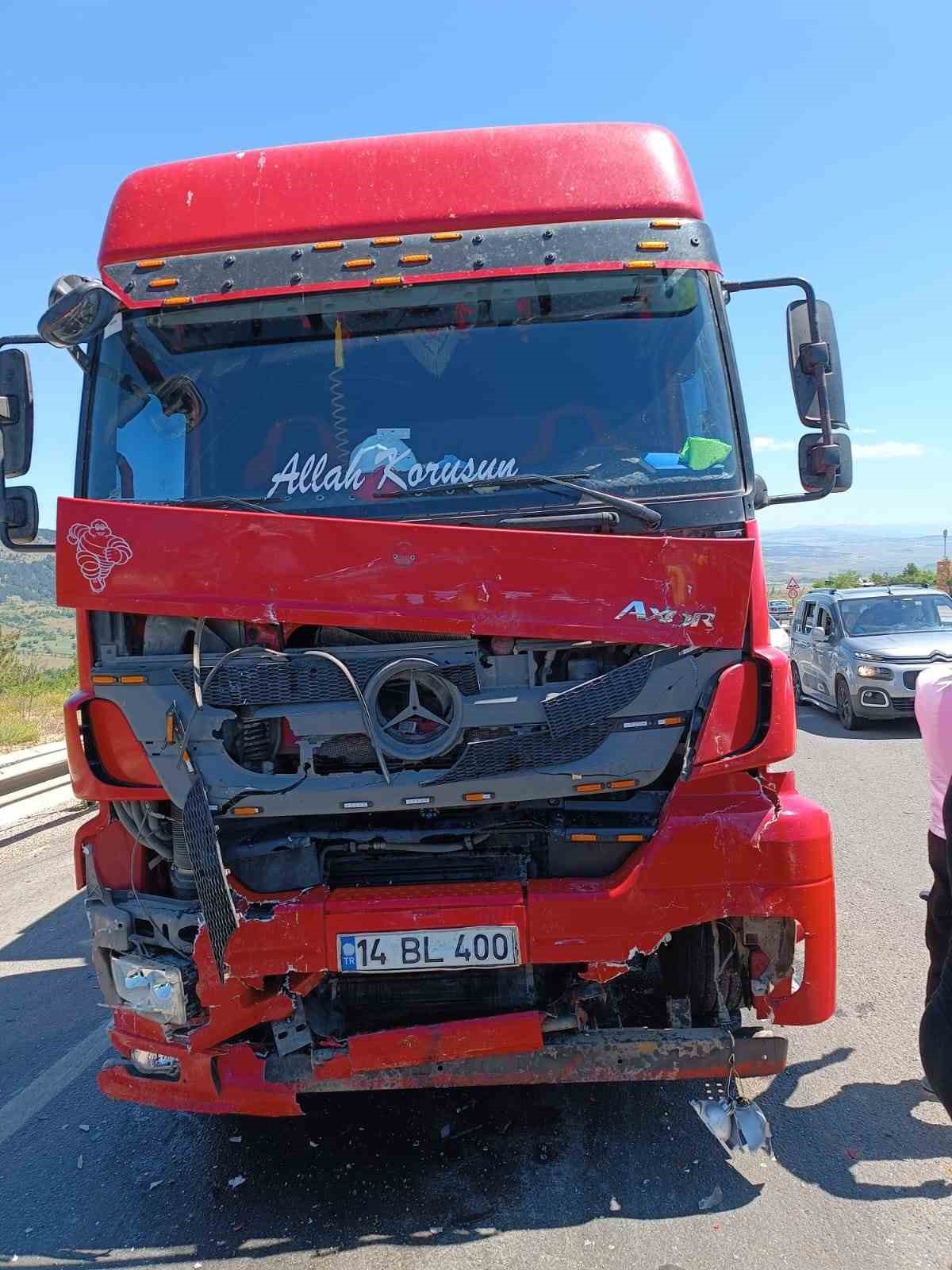 Kamyon, hafif ticari araçla çarpıştı
