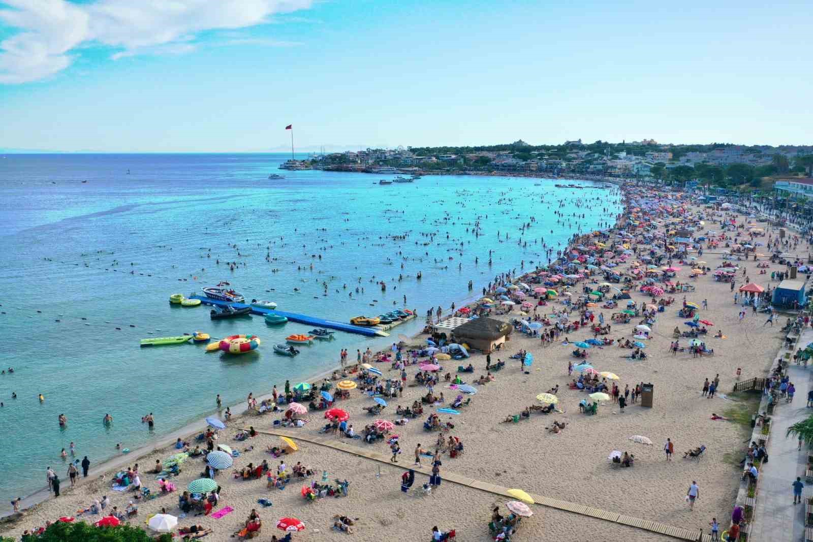 Didim sahillerinde ‘iğne atsan yere düşmez görüntüler’ oluştu
