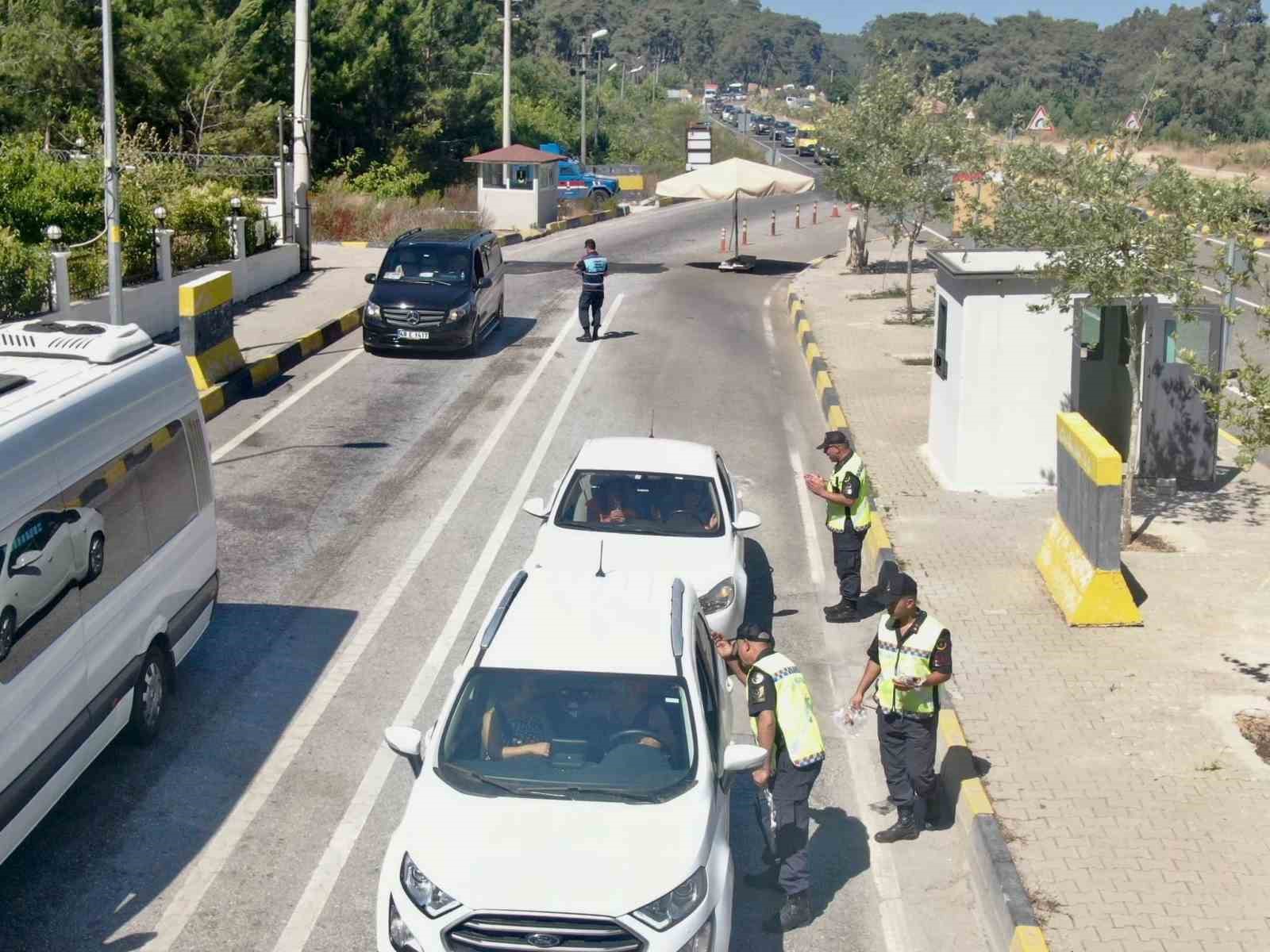 Muğla İl Jandarma Trafik ekiplerinden anlamlı bayram sürprizi
