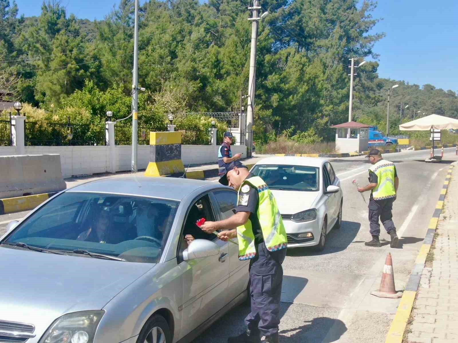 Muğla İl Jandarma Trafik ekiplerinden anlamlı bayram sürprizi
