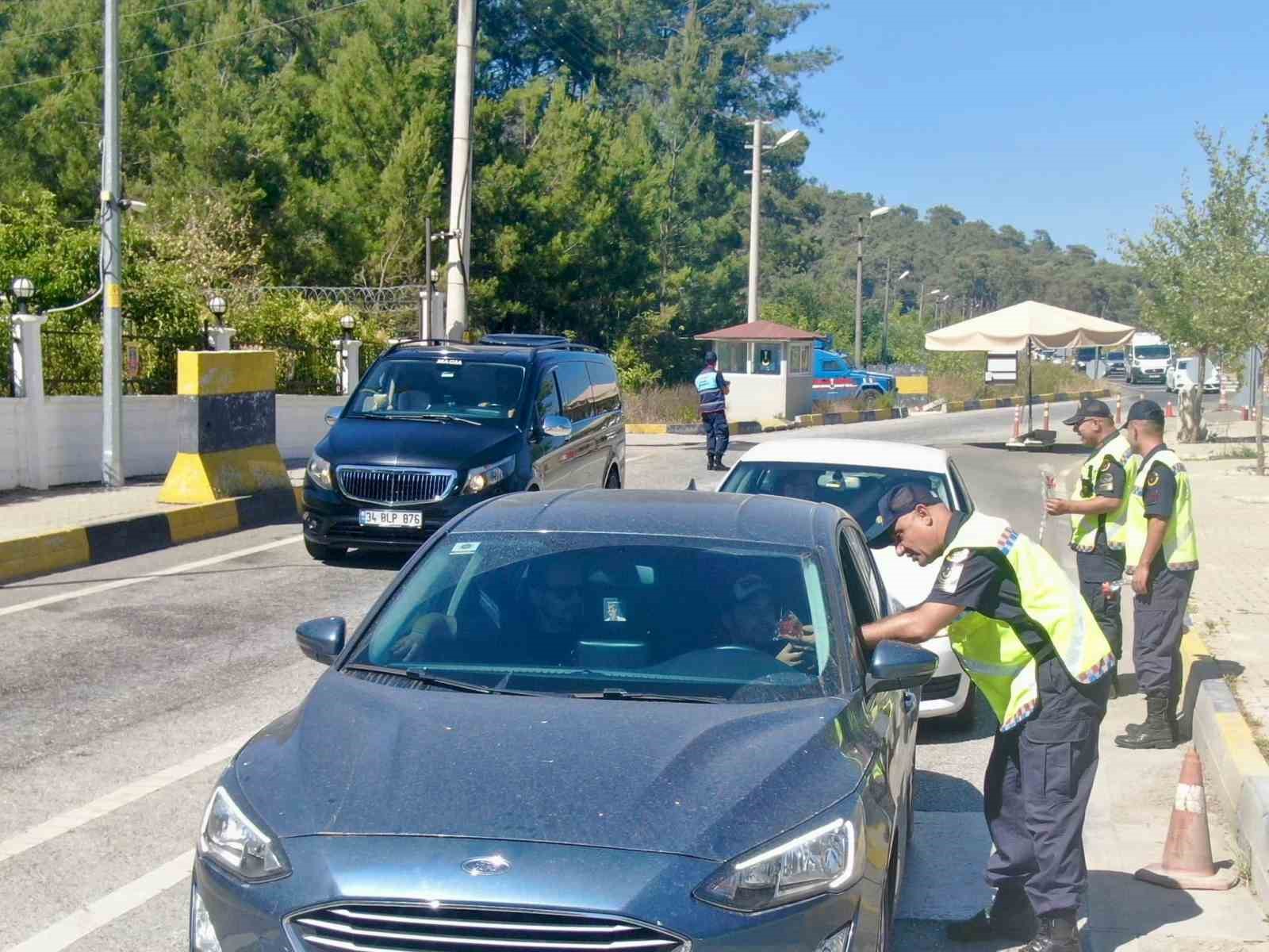 Muğla İl Jandarma Trafik ekiplerinden anlamlı bayram sürprizi
