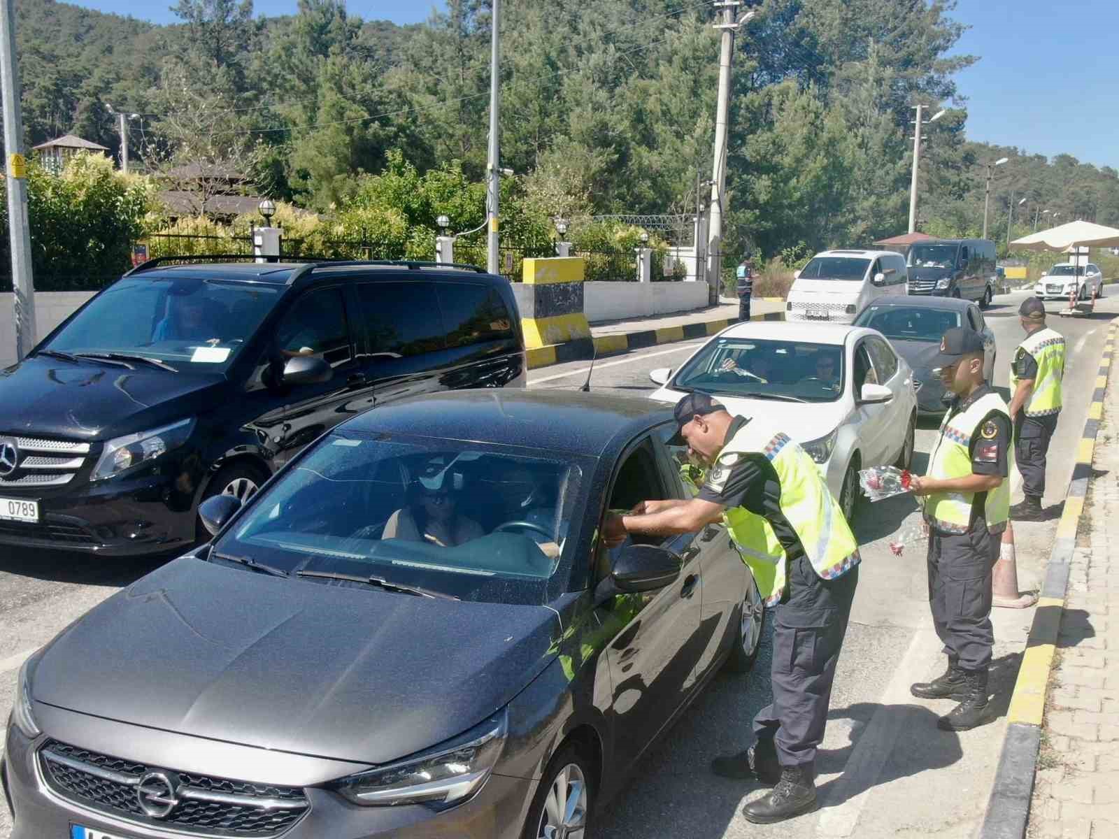 Muğla İl Jandarma Trafik ekiplerinden anlamlı bayram sürprizi
