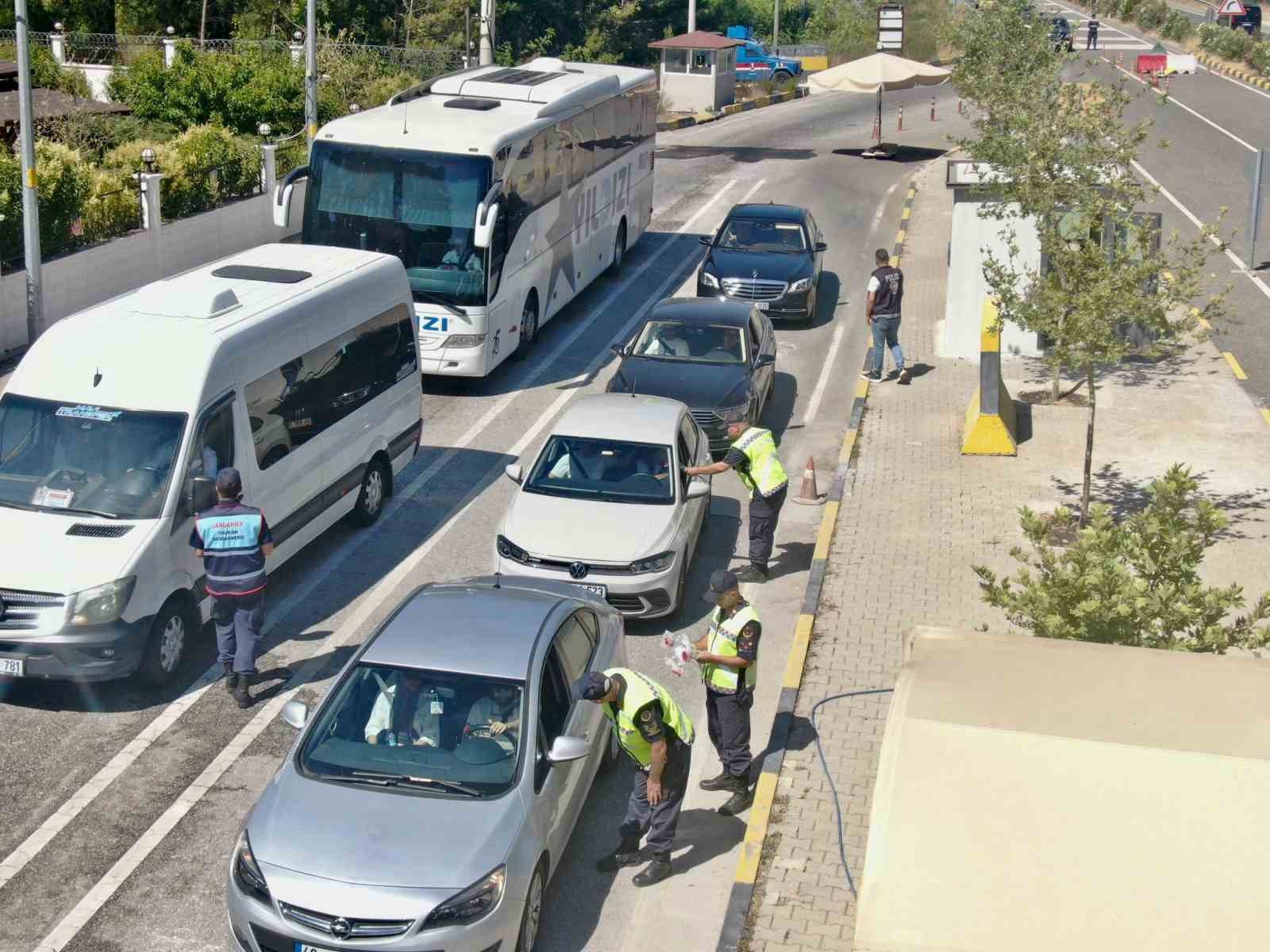 Muğla İl Jandarma Trafik ekiplerinden anlamlı bayram sürprizi
