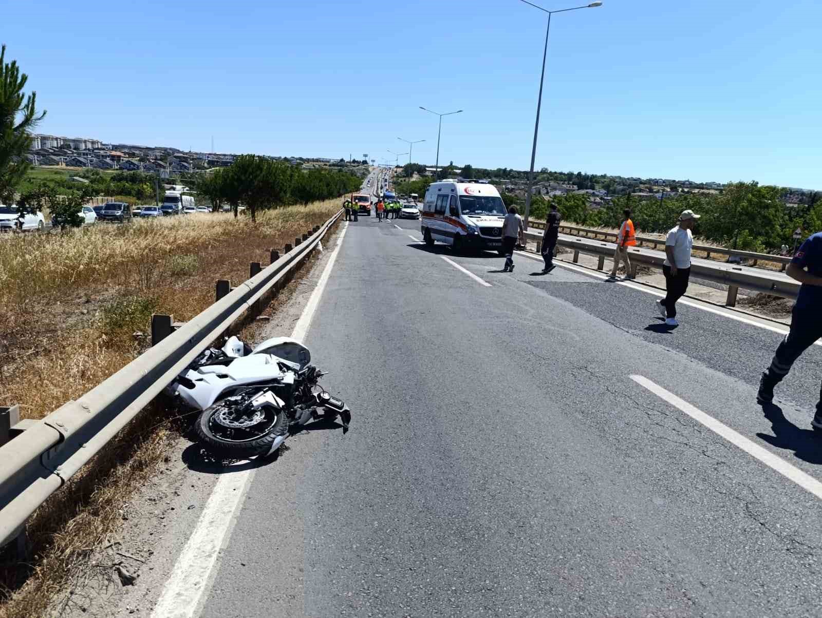 Büyükçekmece’de kırmızı ışıkta geçen bisikletliye motosiklet çarptı: 3 yaralı
