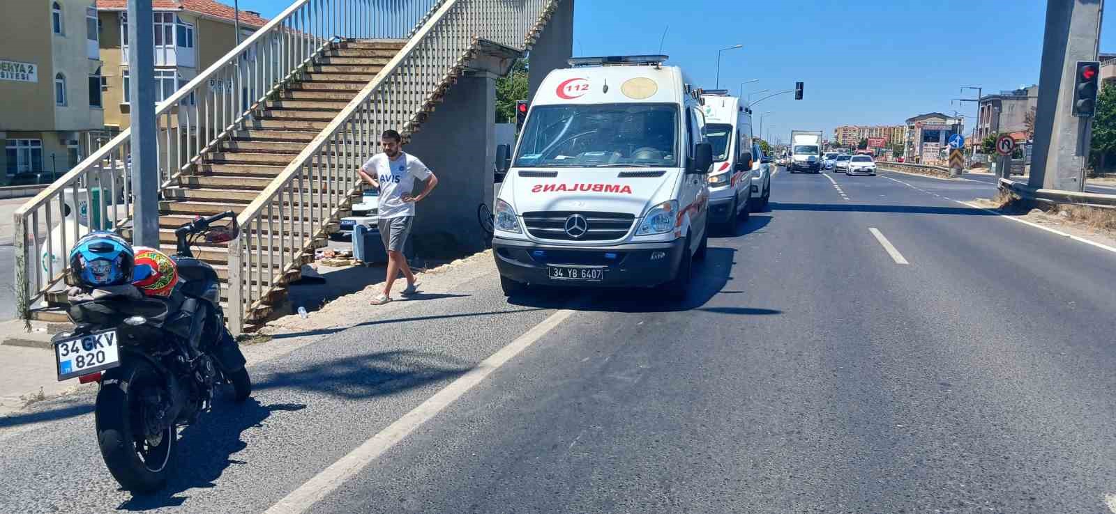 Büyükçekmece’de kırmızı ışıkta geçen bisikletliye motosiklet çarptı: 3 yaralı
