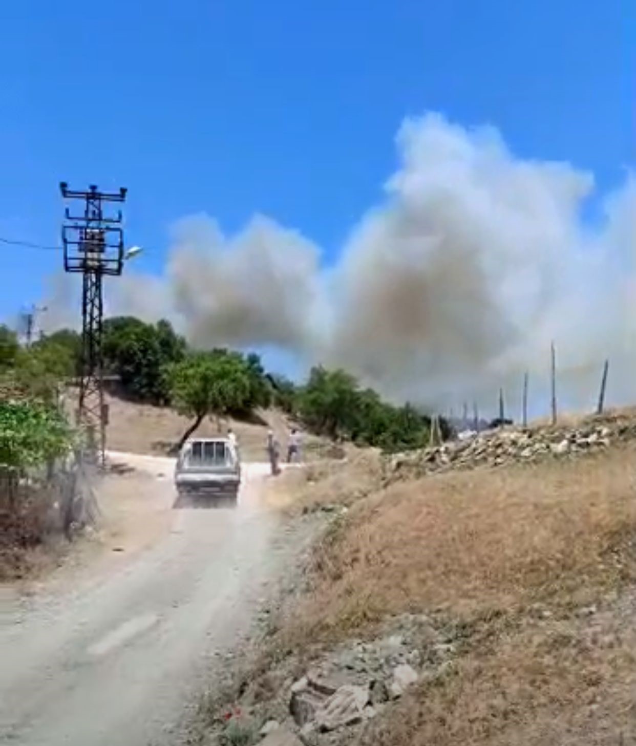 Anız yangını, ormana sıçramadan kontrol altına alındı
