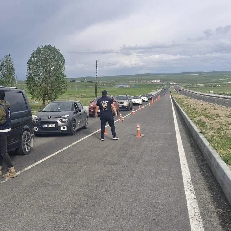 Kars’ta trafik uygulamaları sürüyor
