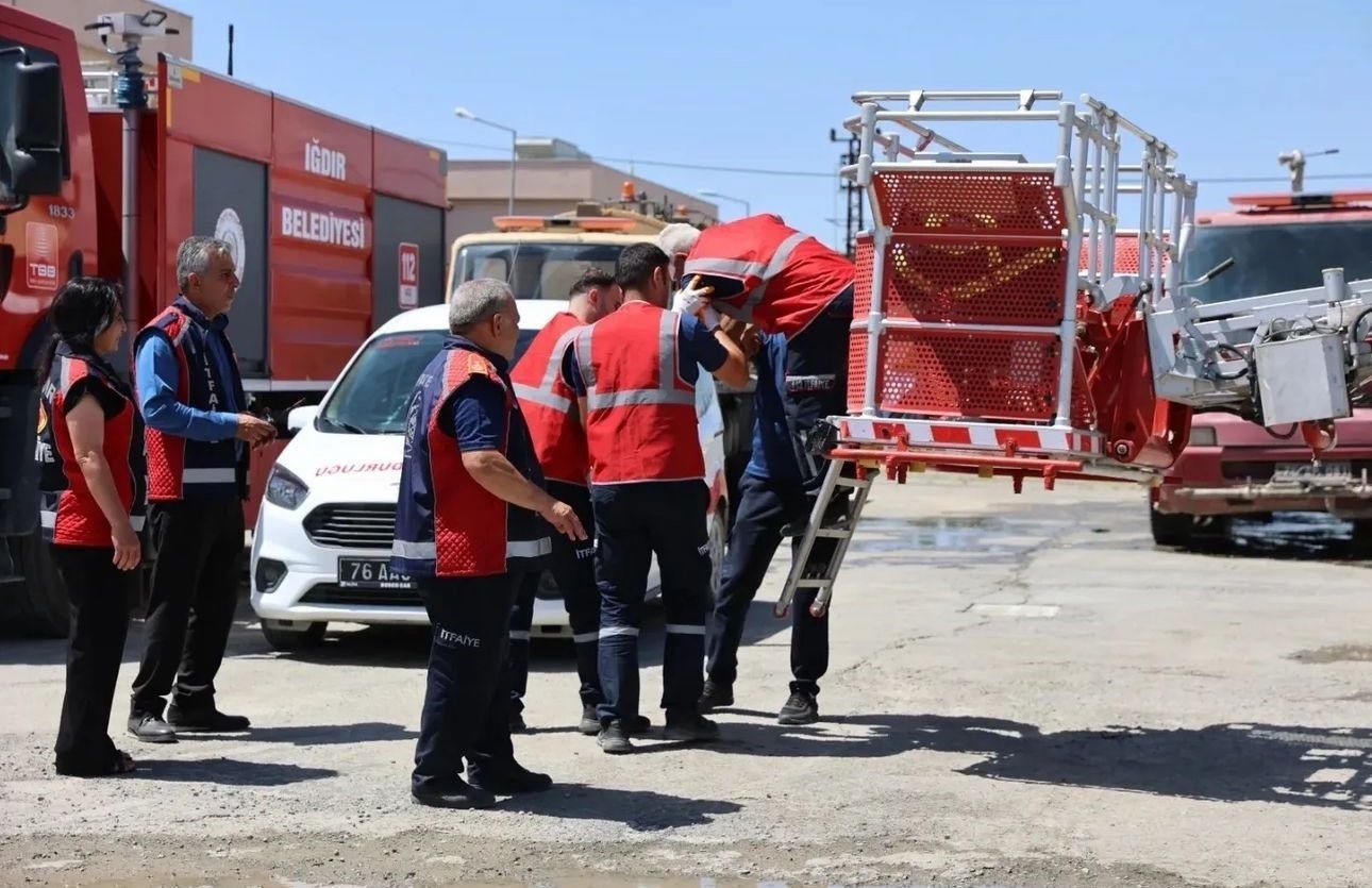 Iğdır Belediyesi İtfaiye Müdürlüğü ekipleri canlı kurtarma ve yangın tatbikatı gerçekleştirdi
