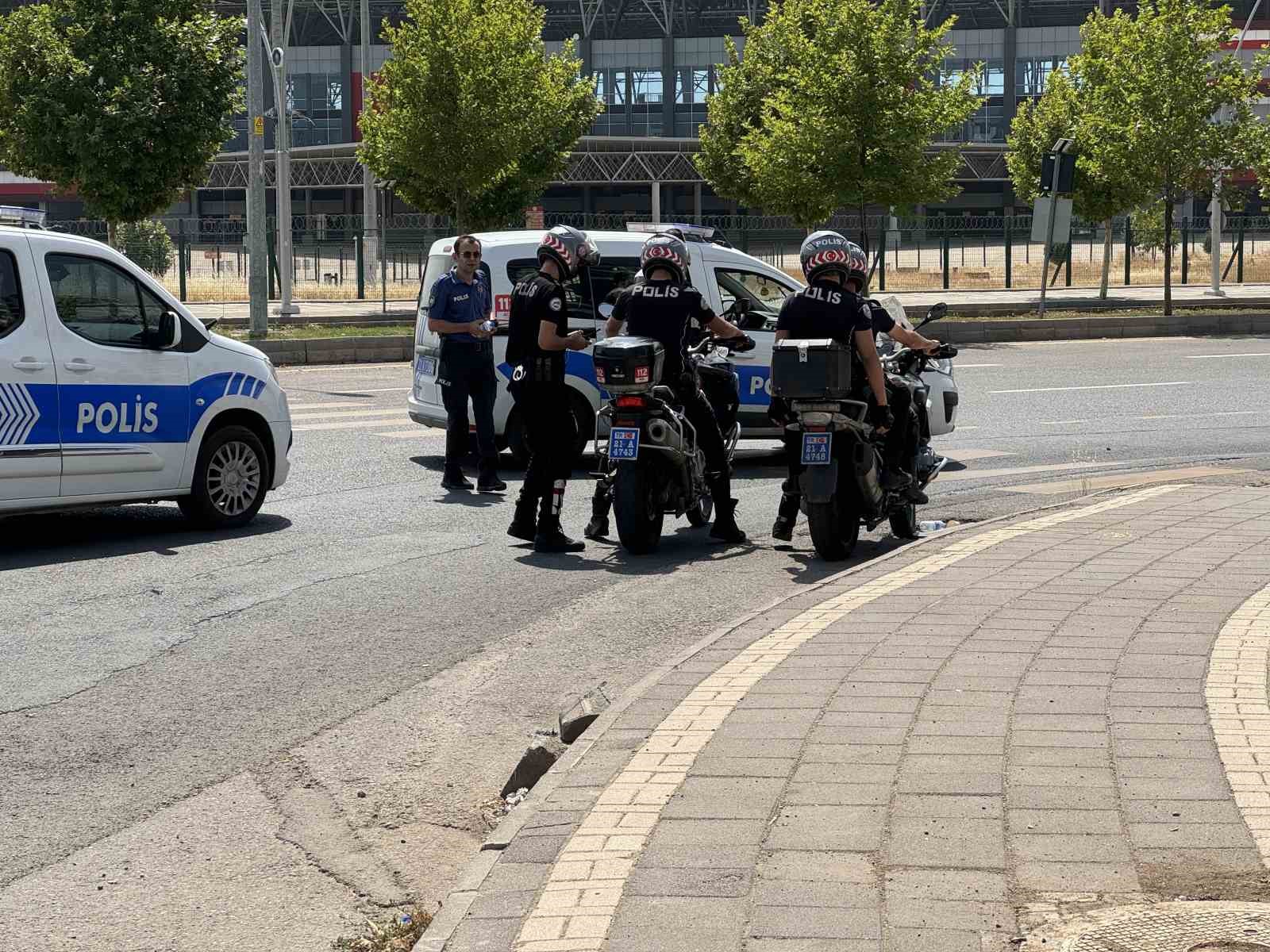 Diyarbakır’da akraba iki grup arasında tekme, yumruk, bıçak ve silahlı kavga: 2 yaralı
