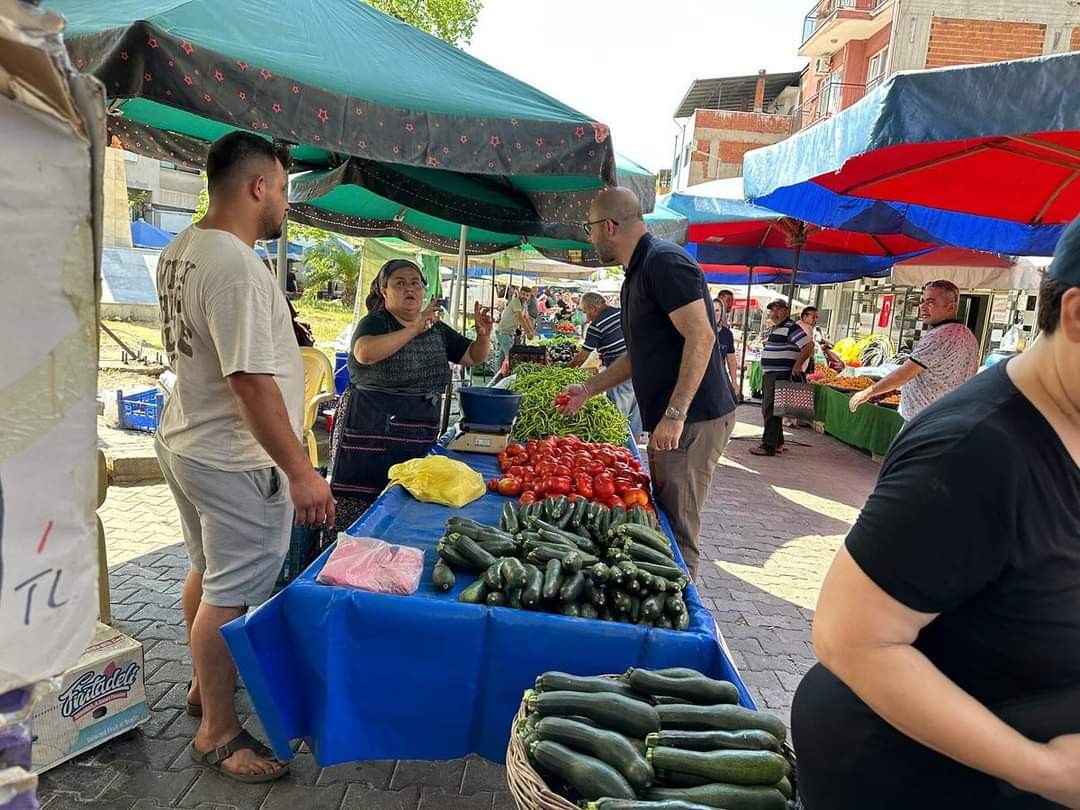 Başkan Zencirci semt pazarında esnaf ve vatandaşlarla buluştu
