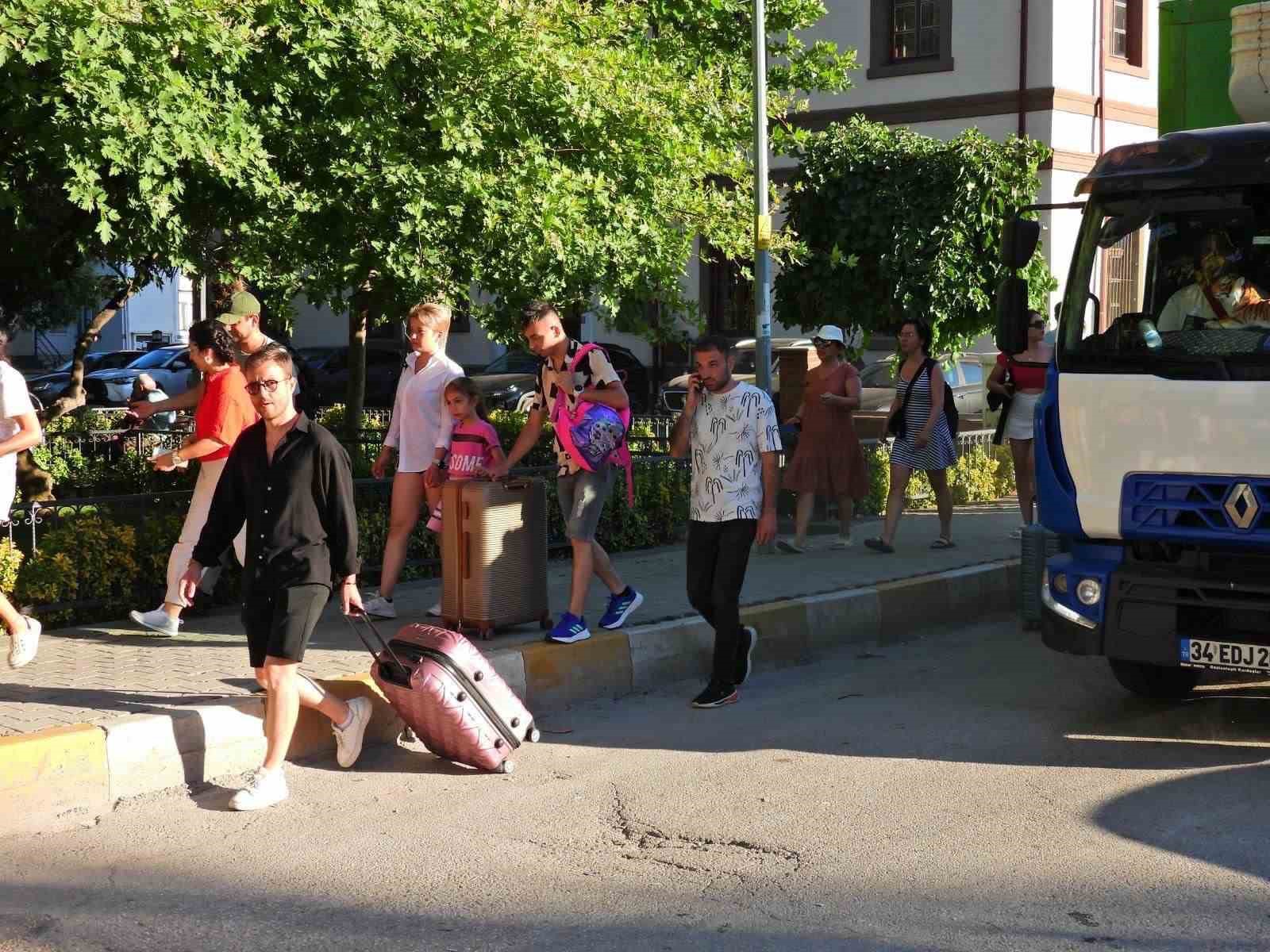 Adalardan dönen tatilciler trafiğe neden oldu
