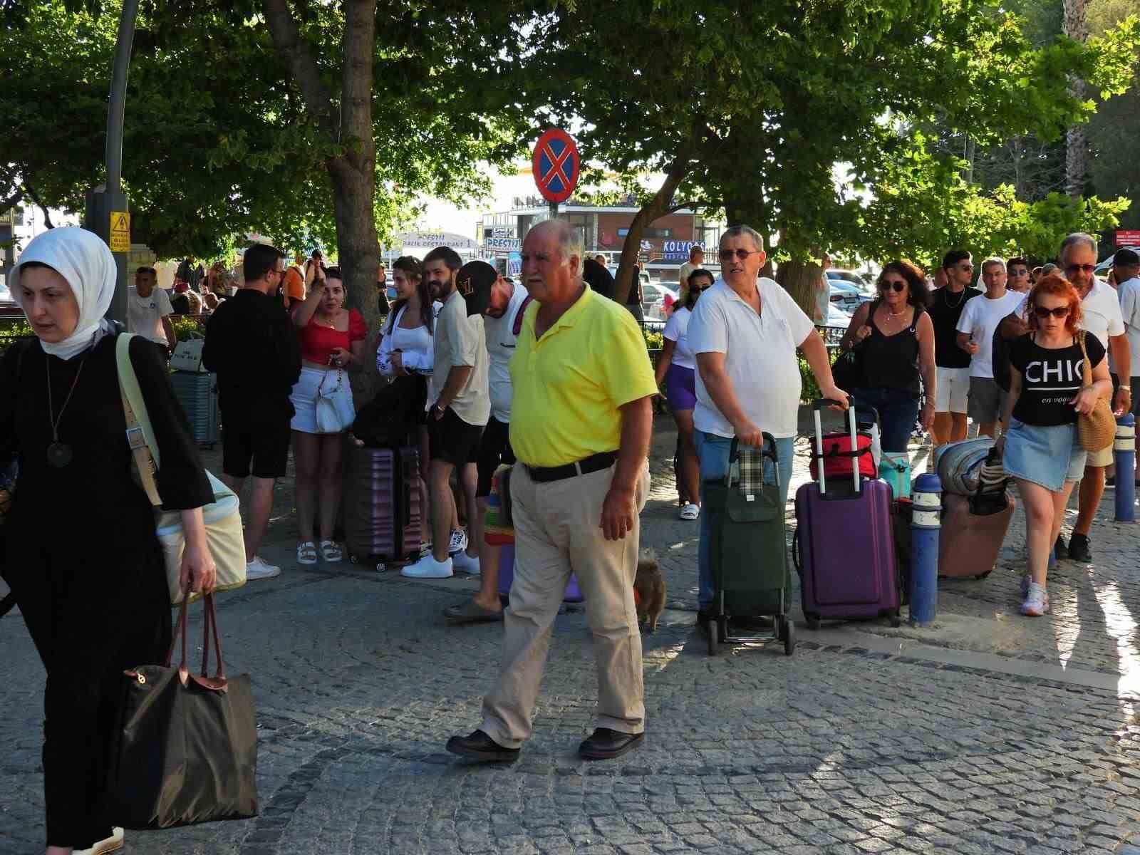 Adalardan dönen tatilciler trafiğe neden oldu
