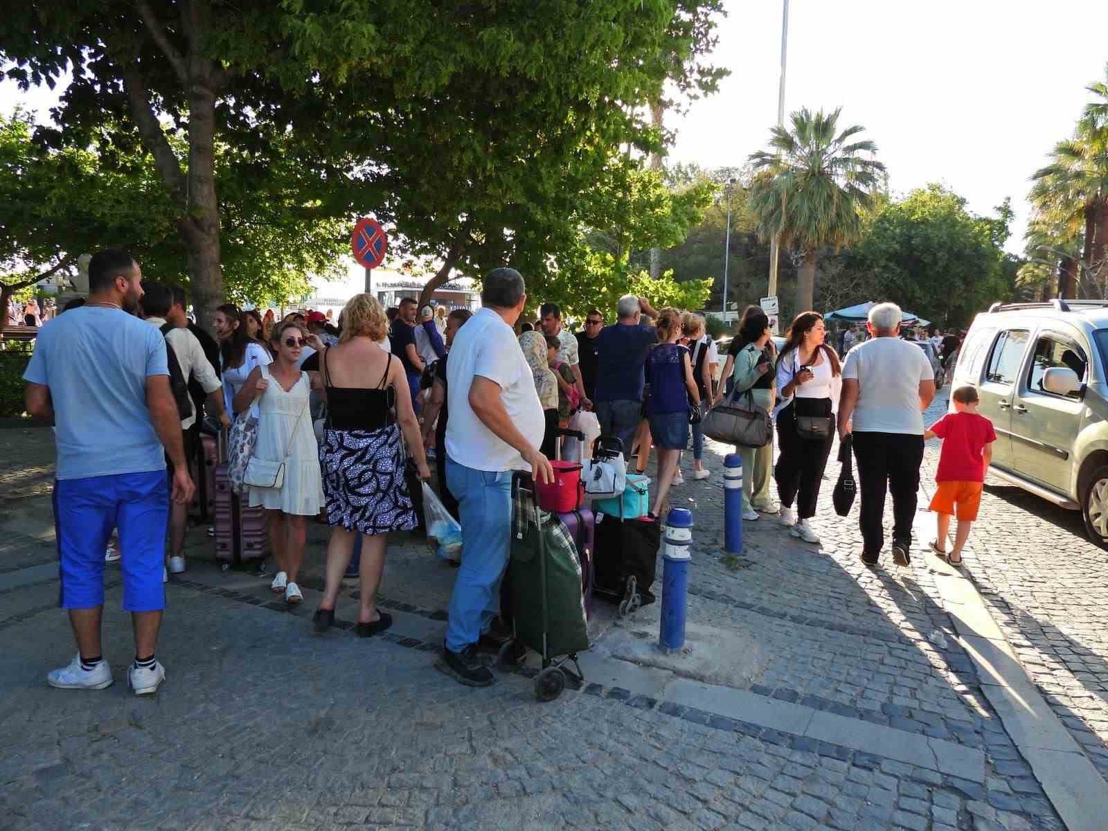 Adalardan dönen tatilciler trafiğe neden oldu
