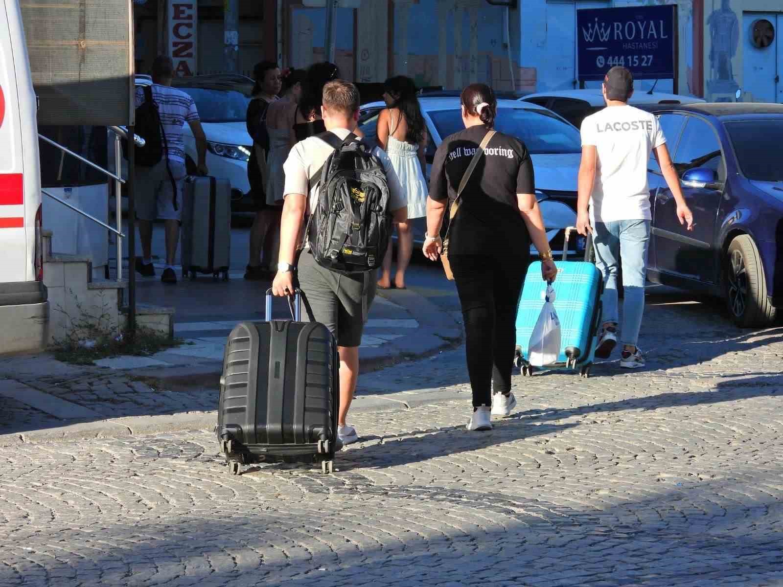 Adalardan dönen tatilciler trafiğe neden oldu
