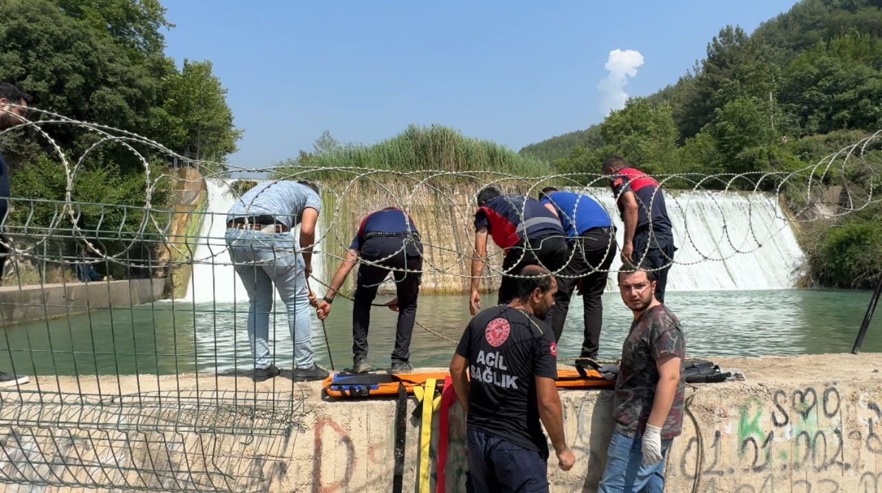 Serinlemek için girdiği şelalede hayatını kaybetti
