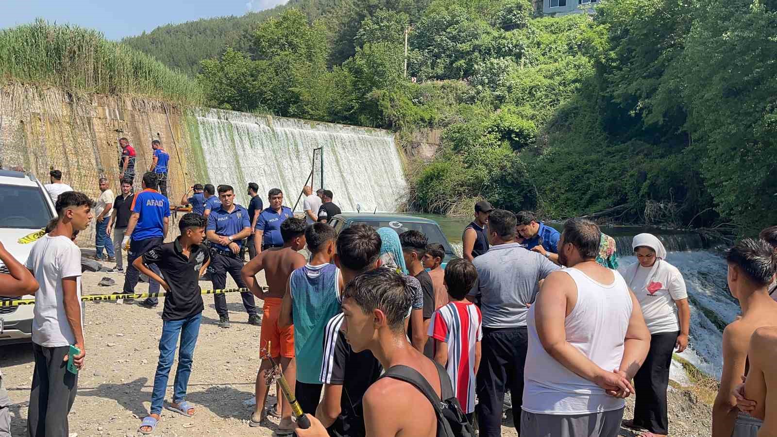 Serinlemek için girdiği şelalede hayatını kaybetti
