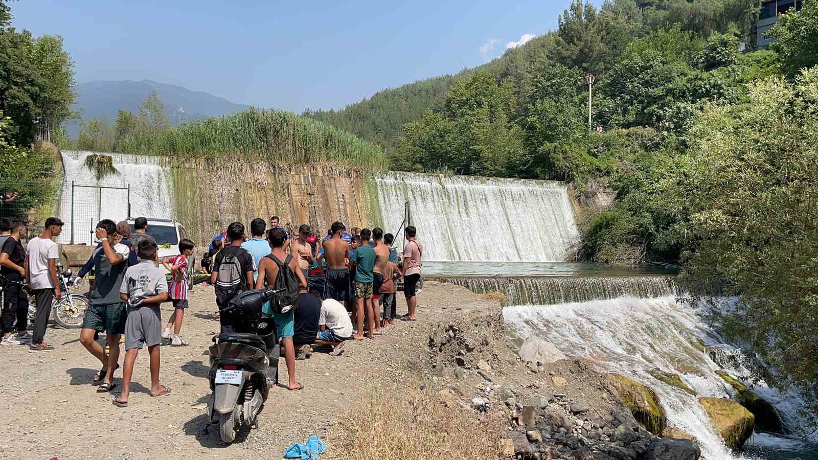 Serinlemek için girdiği şelalede hayatını kaybetti
