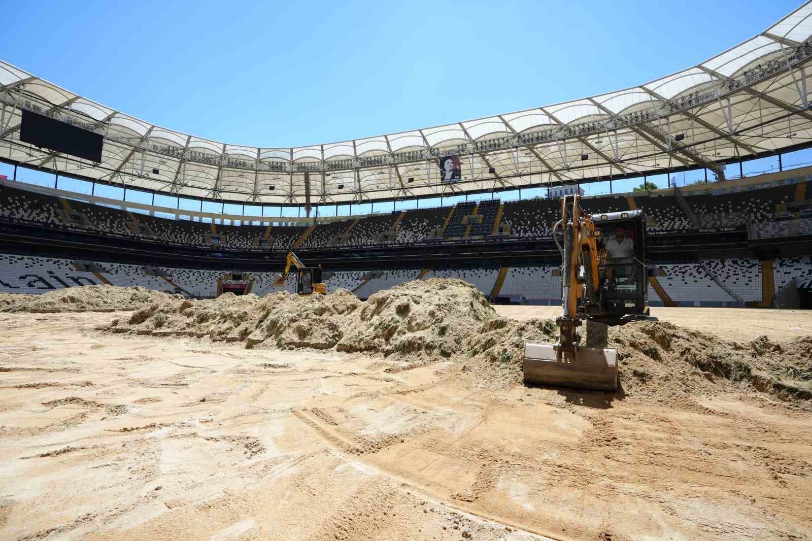 Tüpraş Stadyumu’nda saha zemini yenileme çalışmaları başladı
