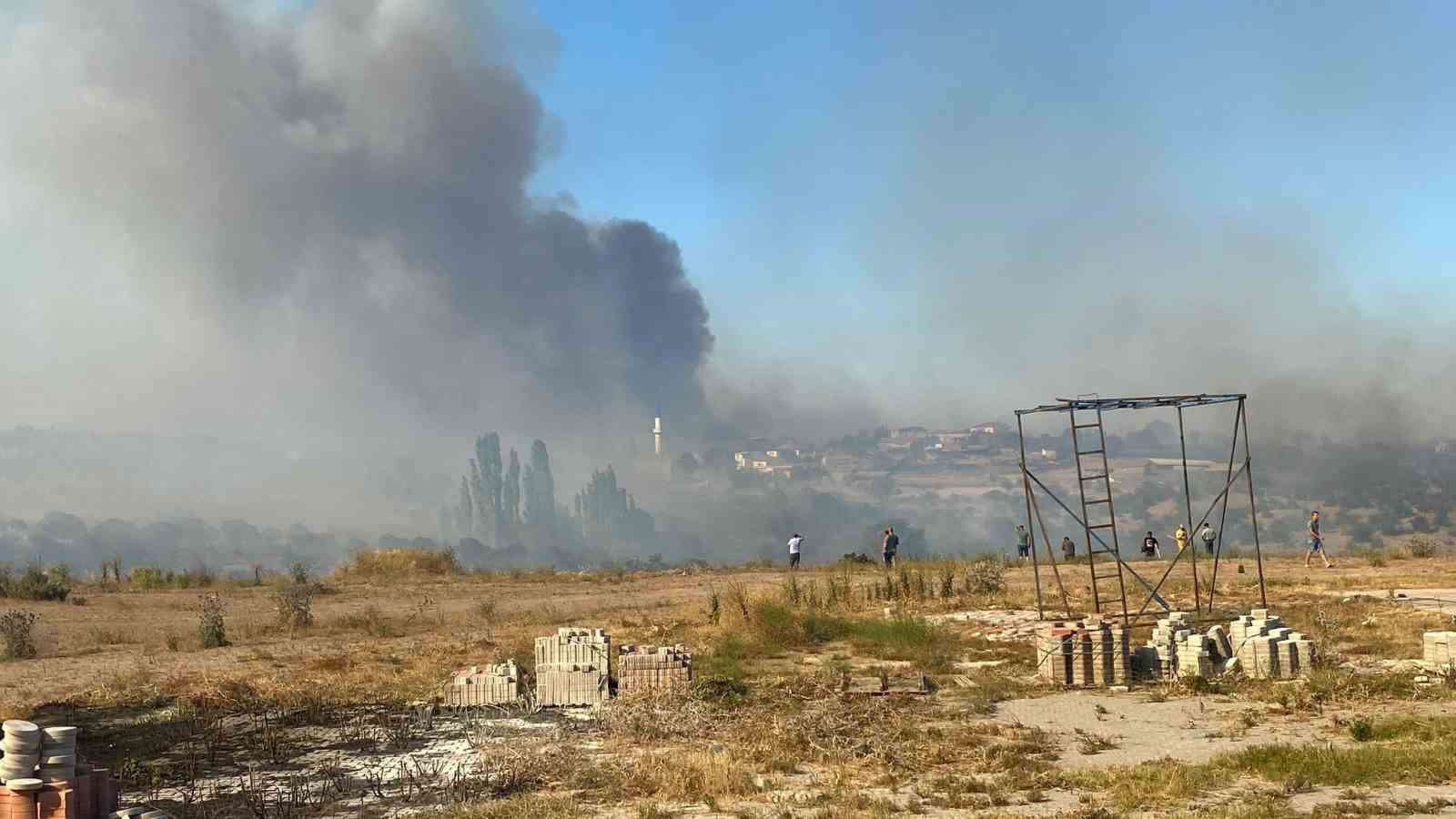 Çanakkale’de alevlerin tehdit ettiği köy boşaltıldı
