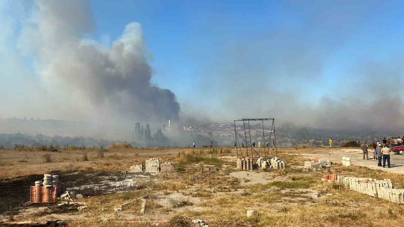 Çanakkale’de alevlerin tehdit ettiği köy boşaltıldı
