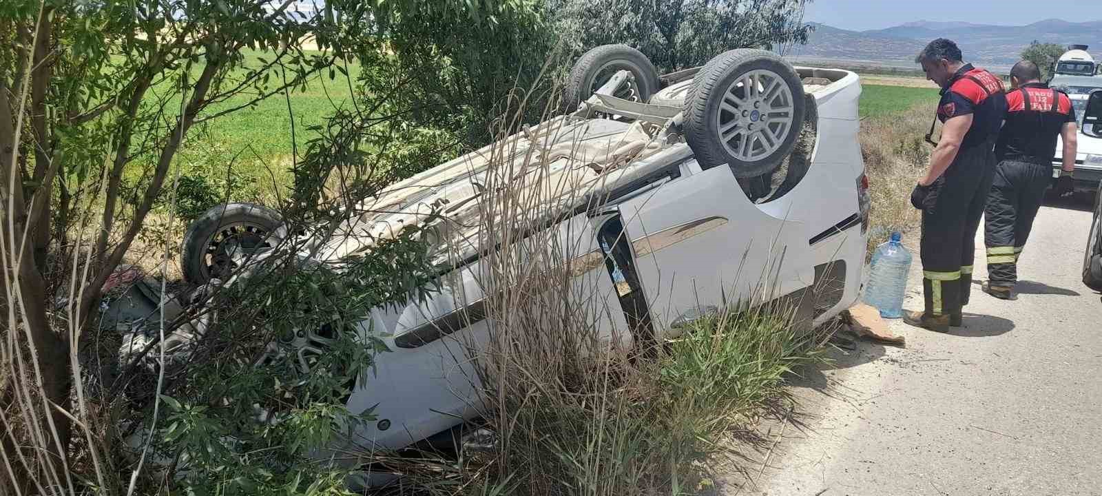 Burdur’da hafif ticari araç takla attı, yaşlı çift yaralandı
