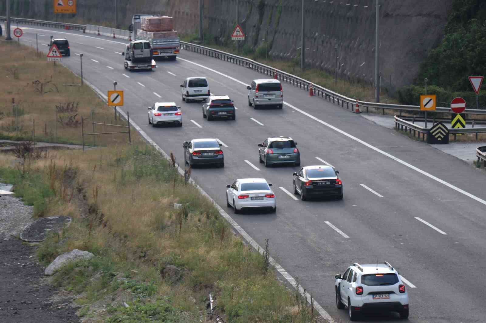 Tatilcilerin dönüş yolculuğu başladı: Bolu geçişi rahat
