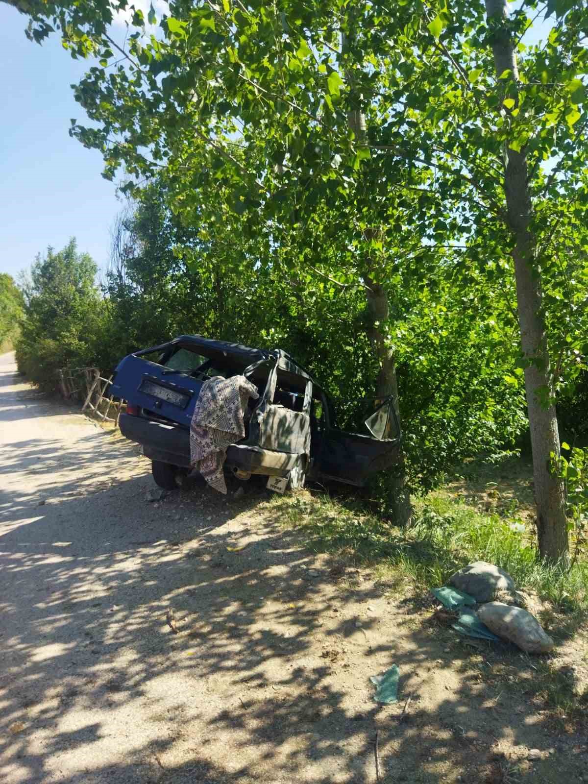 Kavak ağacına çarpan Tofaş araçtaki baba ile kızı ağır yaralandı
