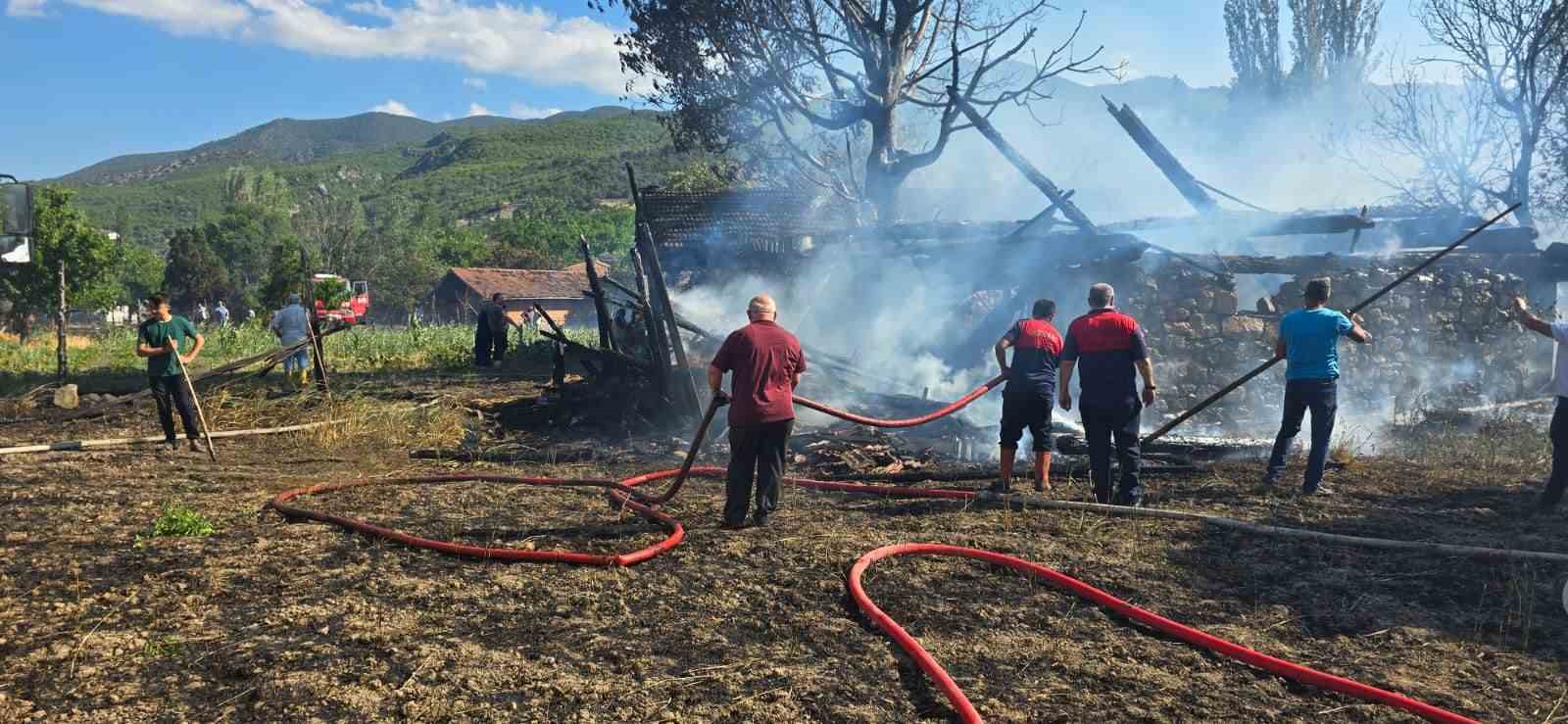 Kastamonu’da üç samanlık ve ekin tarlası yandı
