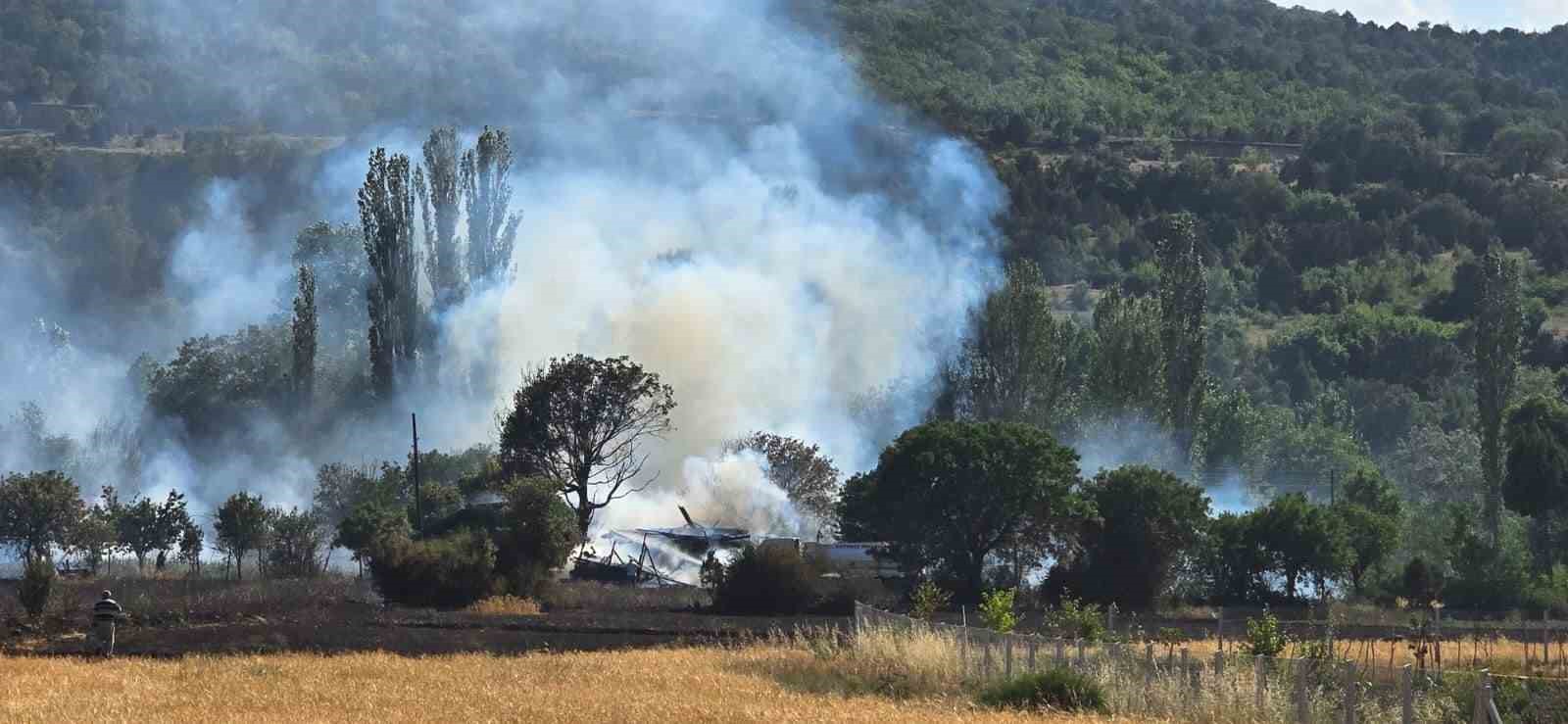 Kastamonu’da üç samanlık ve ekin tarlası yandı
