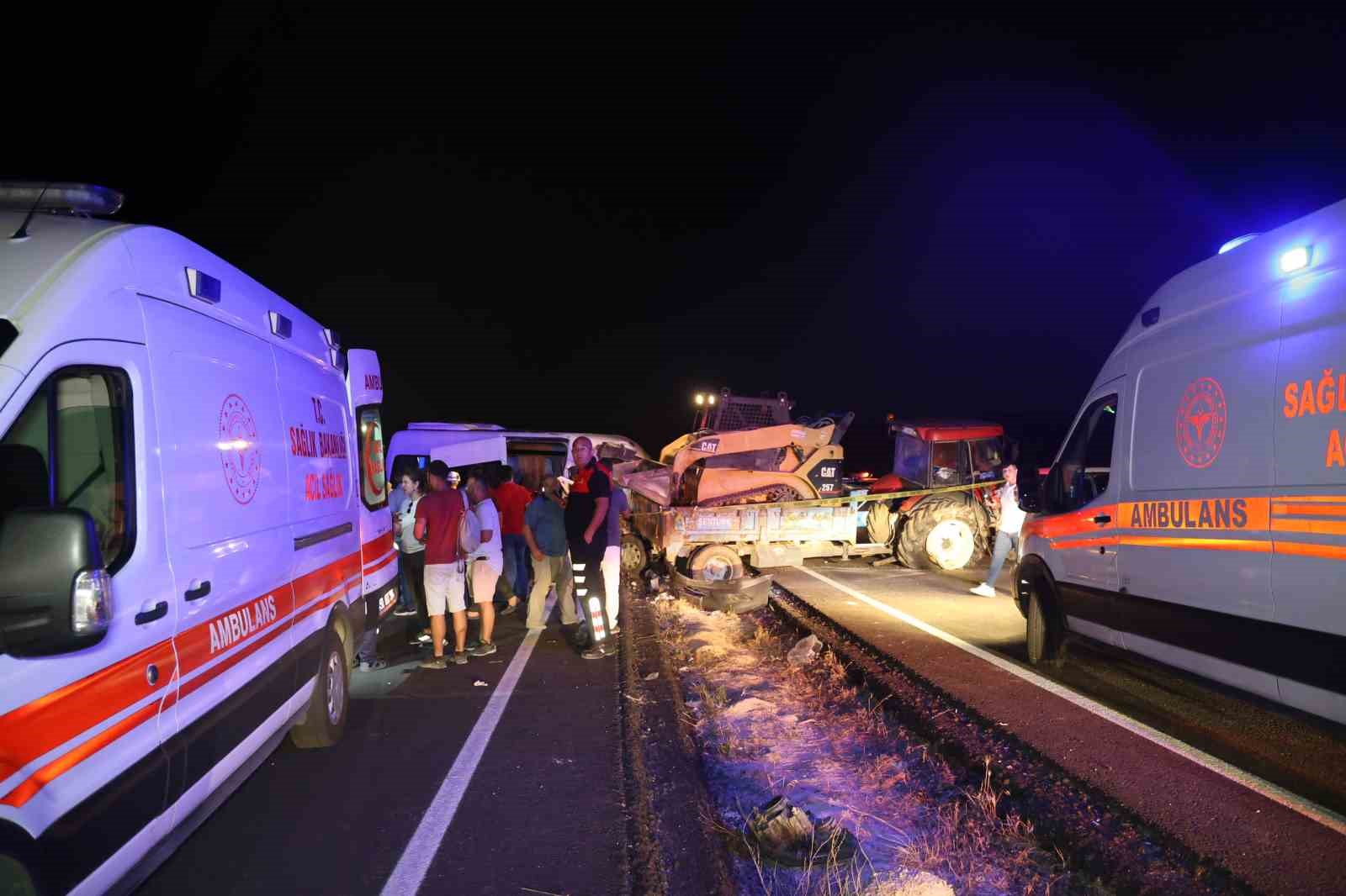 Nevşehir’de traktör ile minibüs çarpıştı: 2’si ağır 10 yaralı
