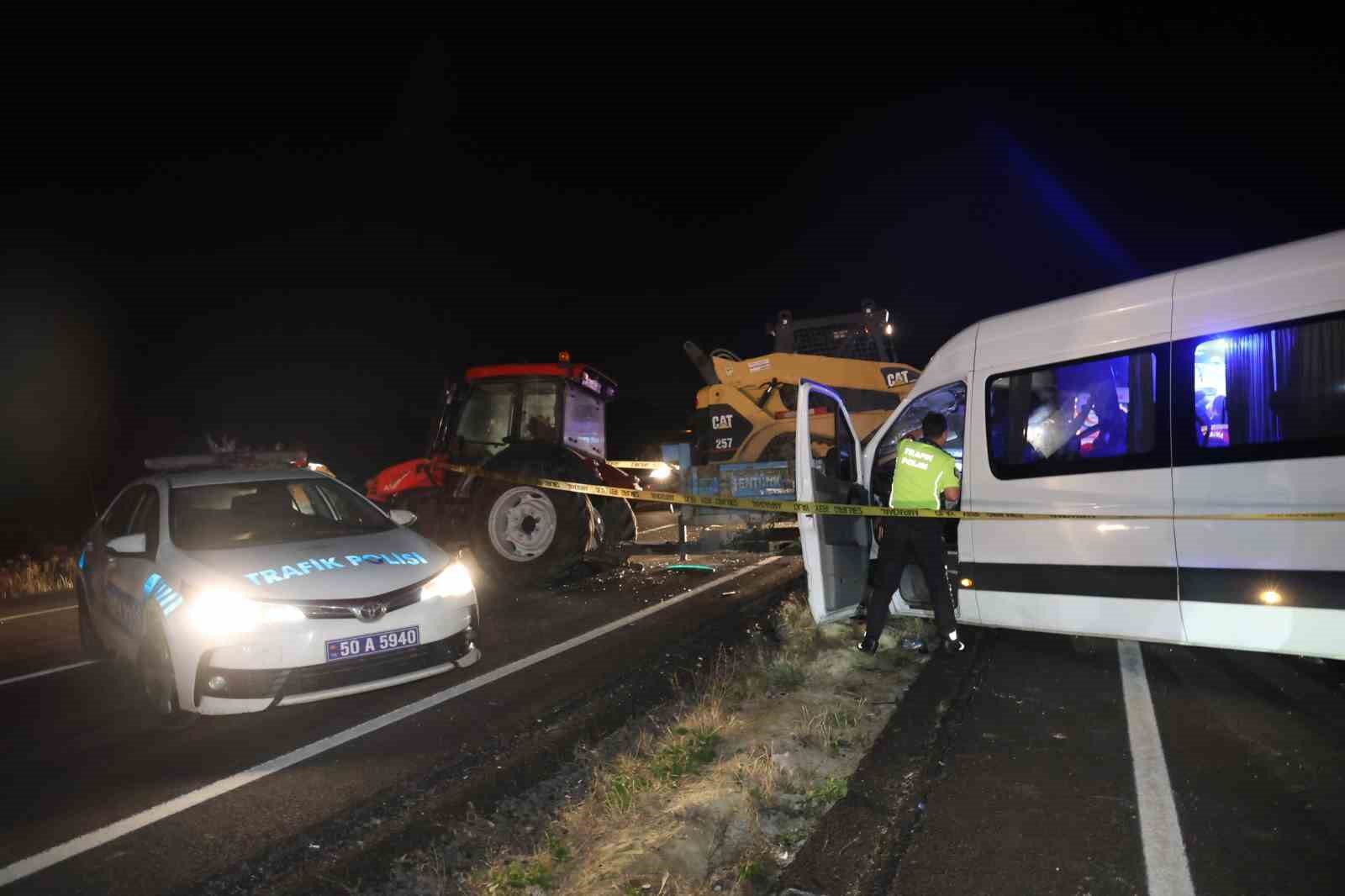 Nevşehir’de traktör ile minibüs çarpıştı: 2’si ağır 10 yaralı
