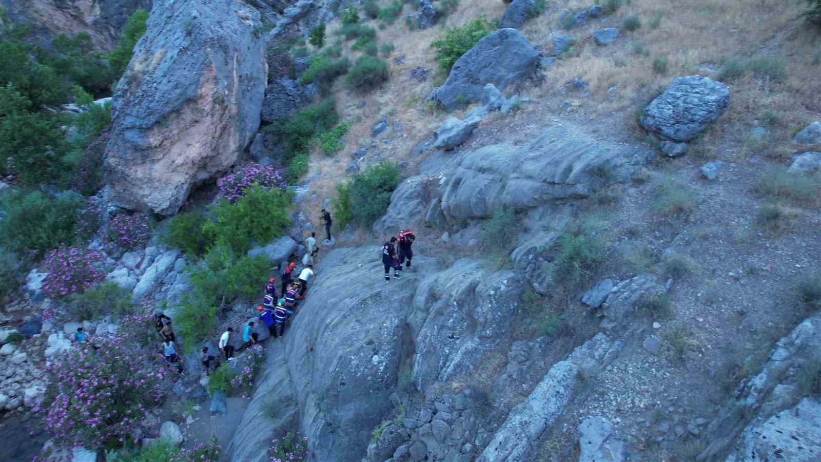 Adıyaman’da 200 metre yüksekliğindeki uçurumda nefes kesen kurtarma operasyonu
