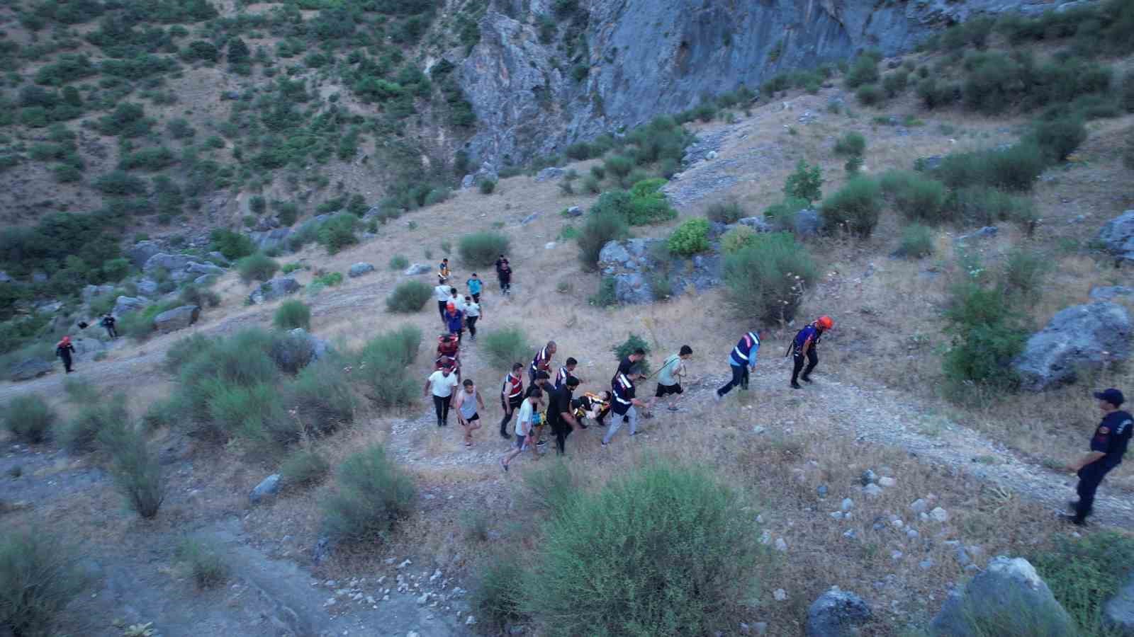 Adıyaman’da 200 metre yüksekliğindeki uçurumda nefes kesen kurtarma operasyonu
