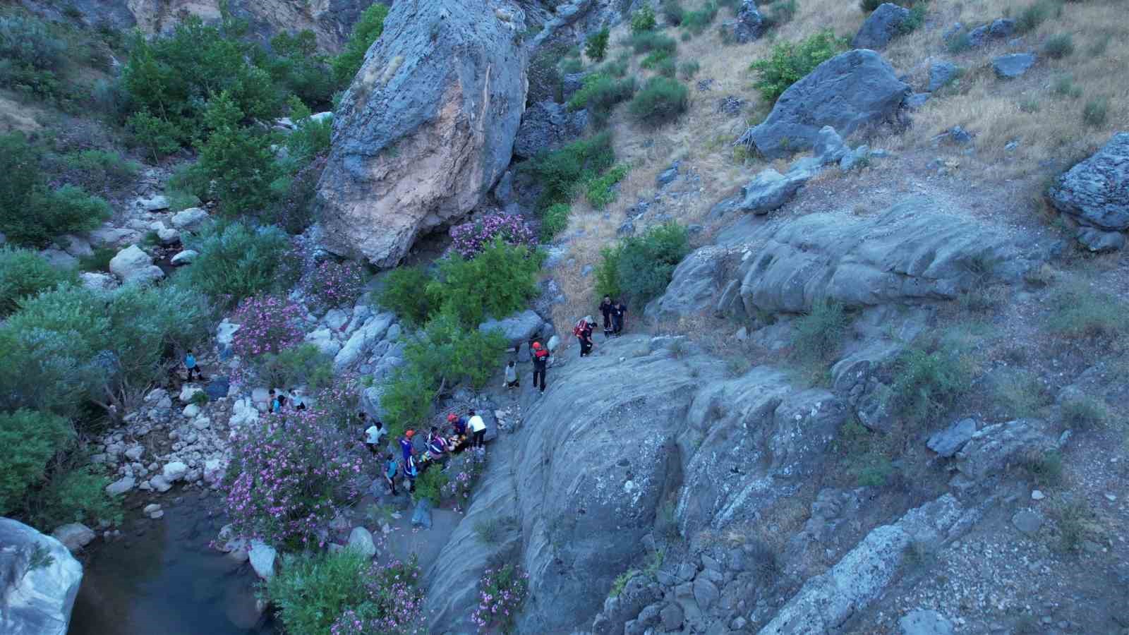 Adıyaman’da 200 metre yüksekliğindeki uçurumda nefes kesen kurtarma operasyonu
