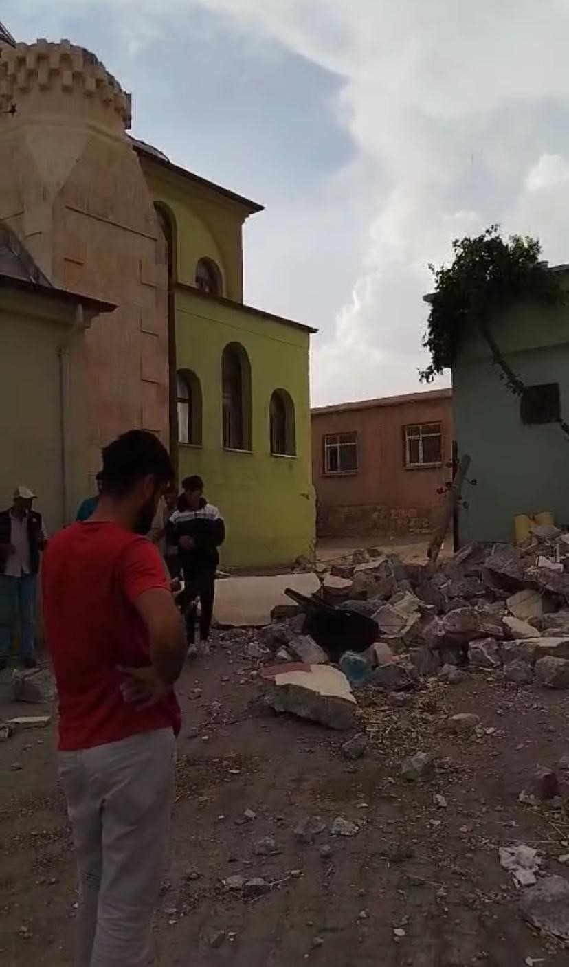 Diyarbakır’da fırtınada yıkılan caminin minaresi evin üstüne devrildi
