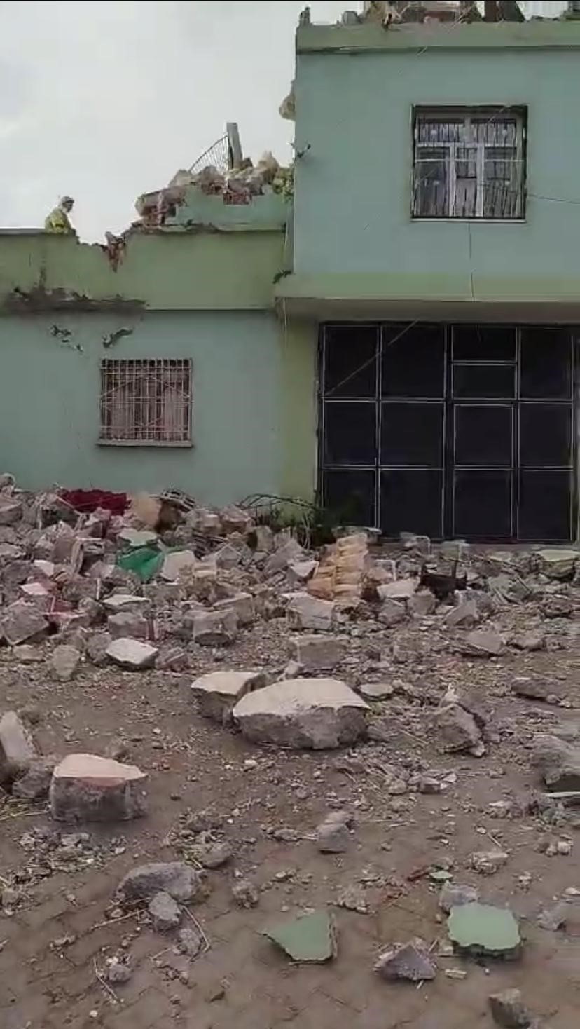 Diyarbakır’da fırtınada yıkılan caminin minaresi evin üstüne devrildi
