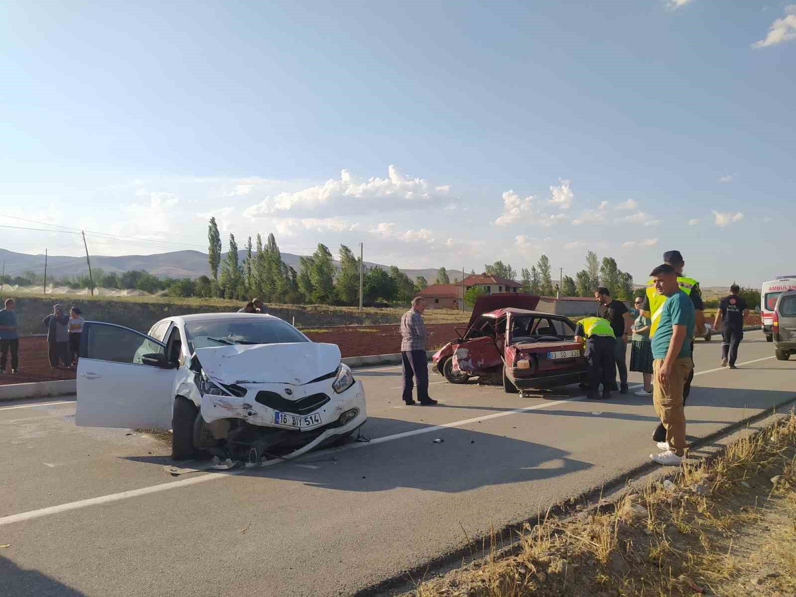 İki otomobilin çarpıştığı kazada 1 kişi öldü, 7 kişi yaralandı
