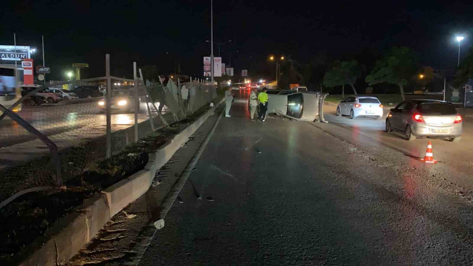 Bursa’da refüjdeki koruma tellerine çarpan otomobil takla attı: Karı-koca yaralandı
