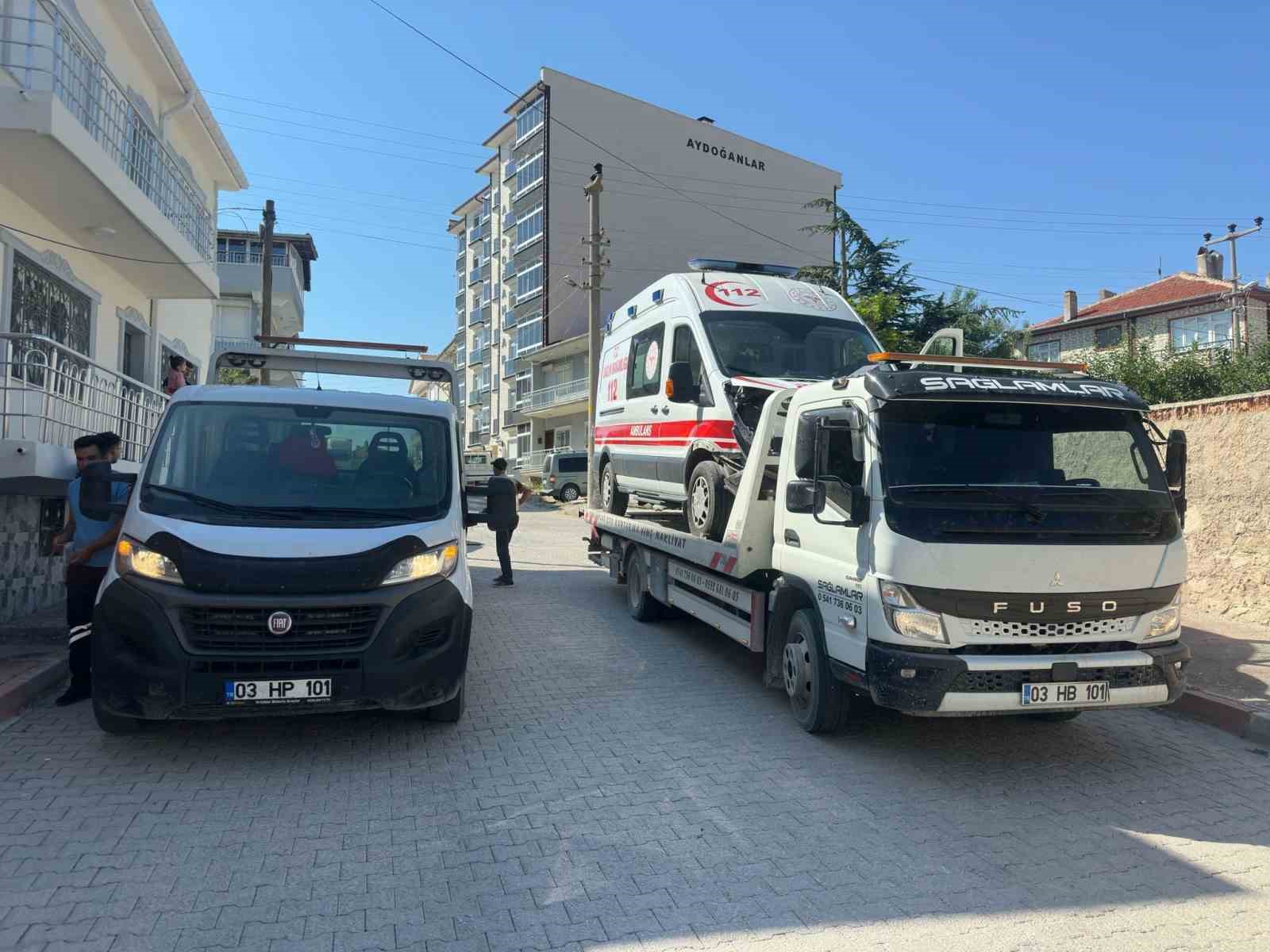 Ambulansın karıştığı kazada 2 sağlık görevlisi yaralandı
