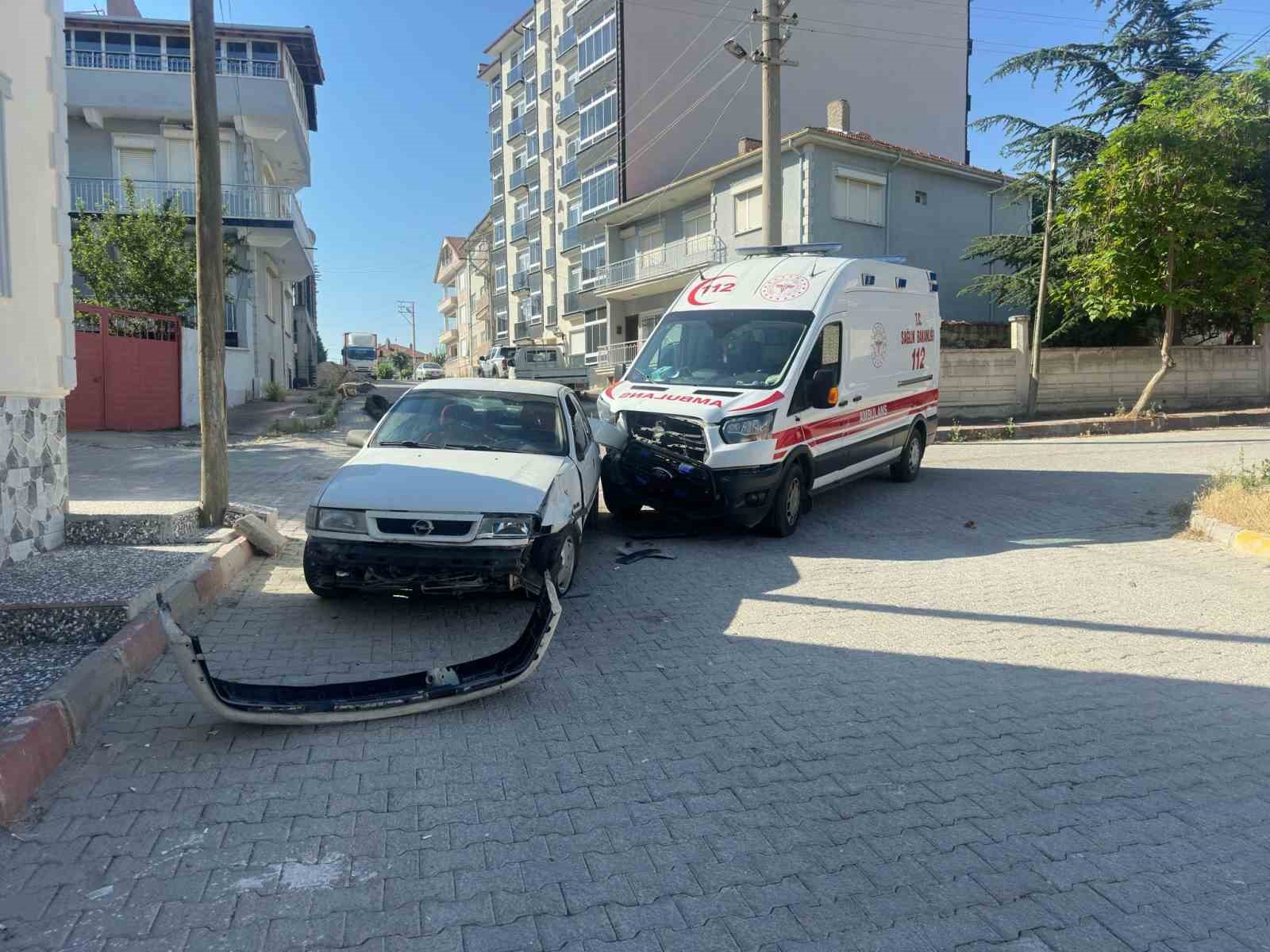 Ambulansın karıştığı kazada 2 sağlık görevlisi yaralandı
