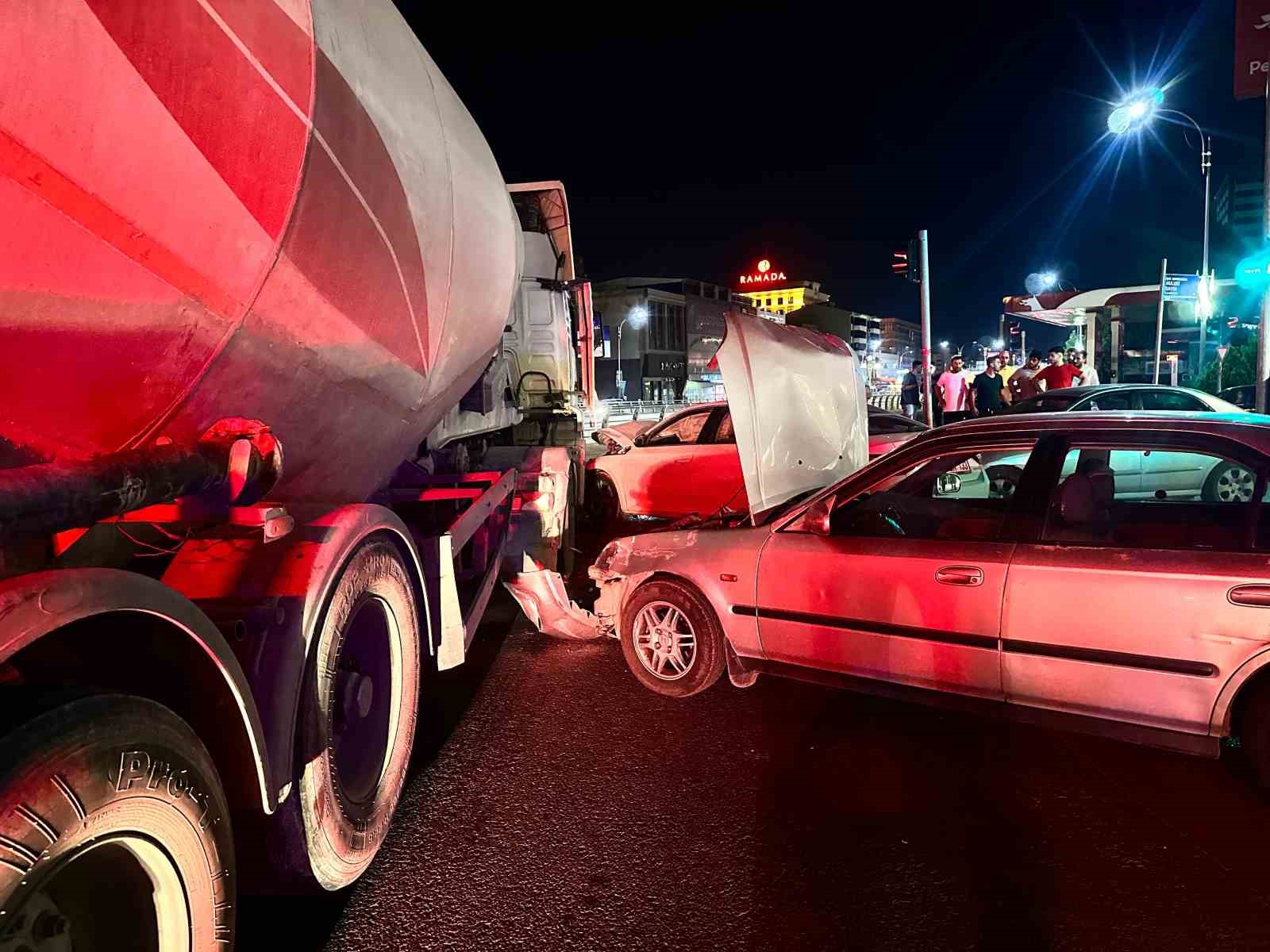 Elazığ’da tankerle iki otomobil çarpıştı: 2 yaralı
